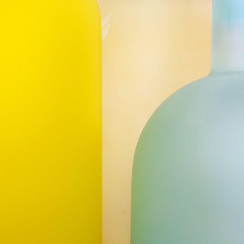 Tischleuchte aus Murano-Glas, entworfen von Guido Rasati für die ITRE-Produktion. Hergestellt in Italien in den 1980er Jahren. Die Lampe präsentiert sich als drei kleine Flaschen unterschiedlicher Größe und Farbe auf einem Teller. 