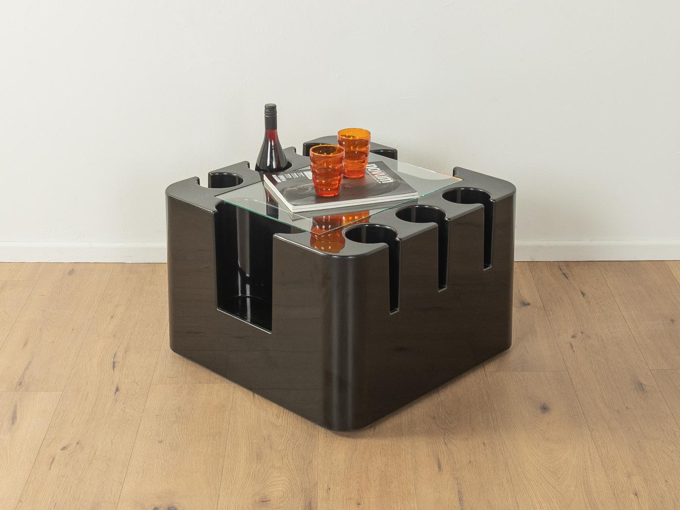 Tavolino BACCO di Sergio Mazza per Artemide degli anni '70. Struttura in plastica di alta qualità in nero con piano in vetro rimovibile e rotelle cromate. 

Caratteristiche di qualità:
ottima lavorazione
materiali di alta qualità
Prodotto in Italia.