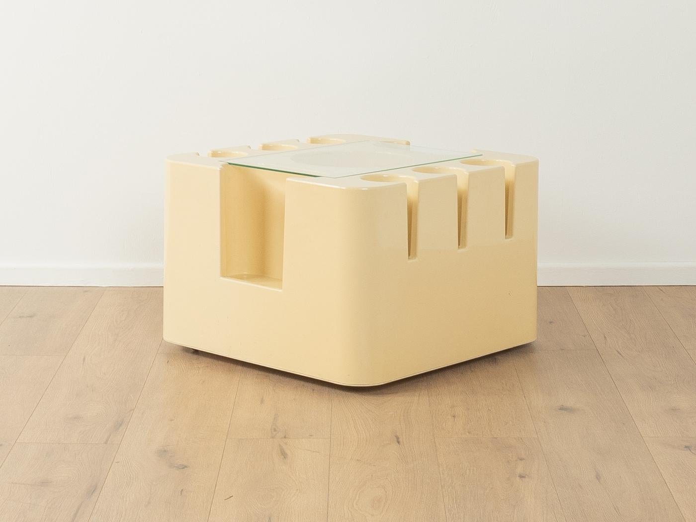 Table basse BACCO de Sergio Mazza pour Artemide des années 1970. Structure en plastique de haute qualité en jaune clair avec un plateau de table en verre amovible et des roulettes chromées.

Caractéristiques de qualité :

    très bon travail
   