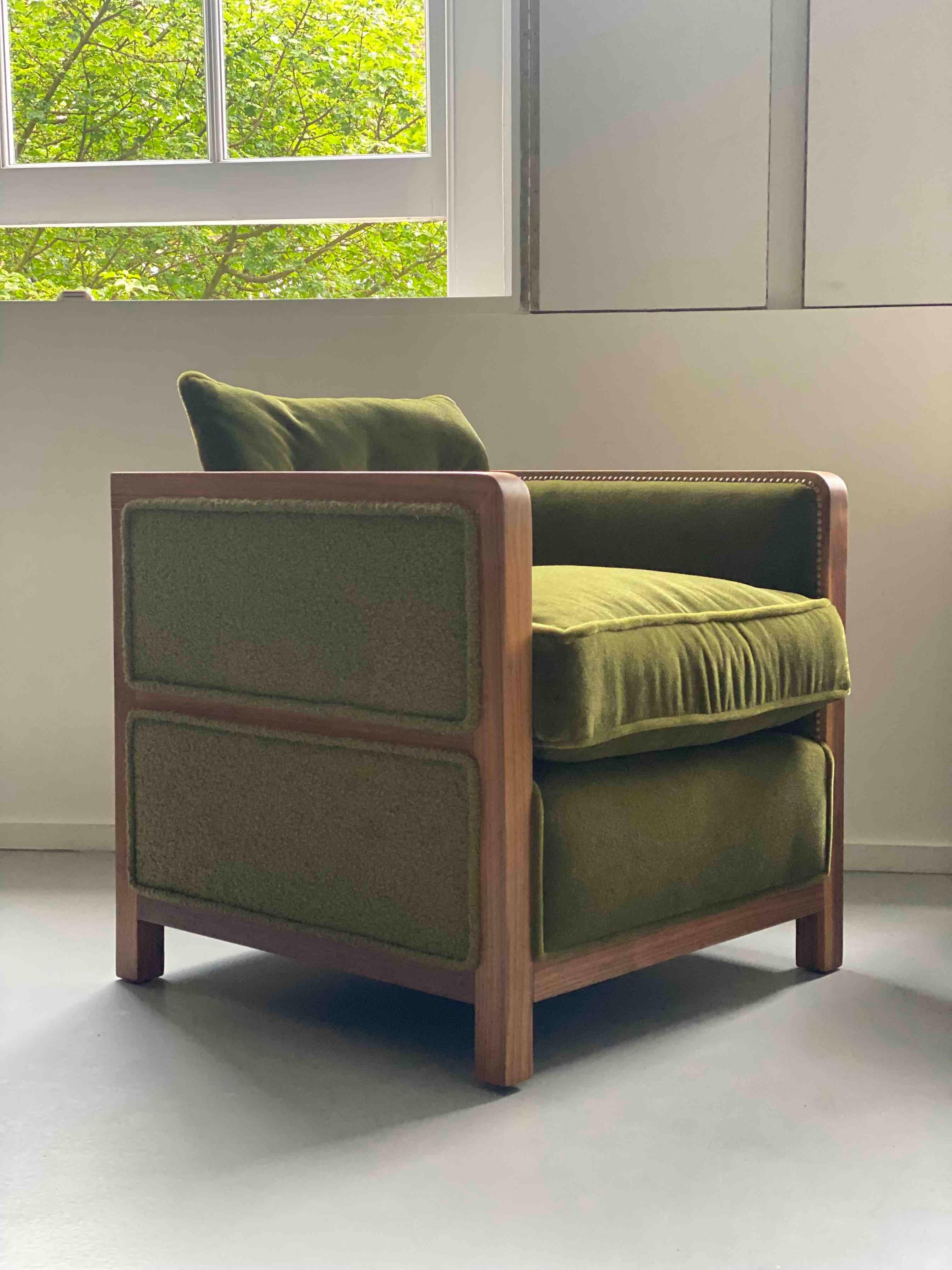 Utterly lounge worthy, the Bacco armchair design is a contemporary remodel of the iconic boxy chair.

Pushing the boundaries in design and playing around with different textures and finishes, the deconstructed Boxy Bacco armchair blends matte with