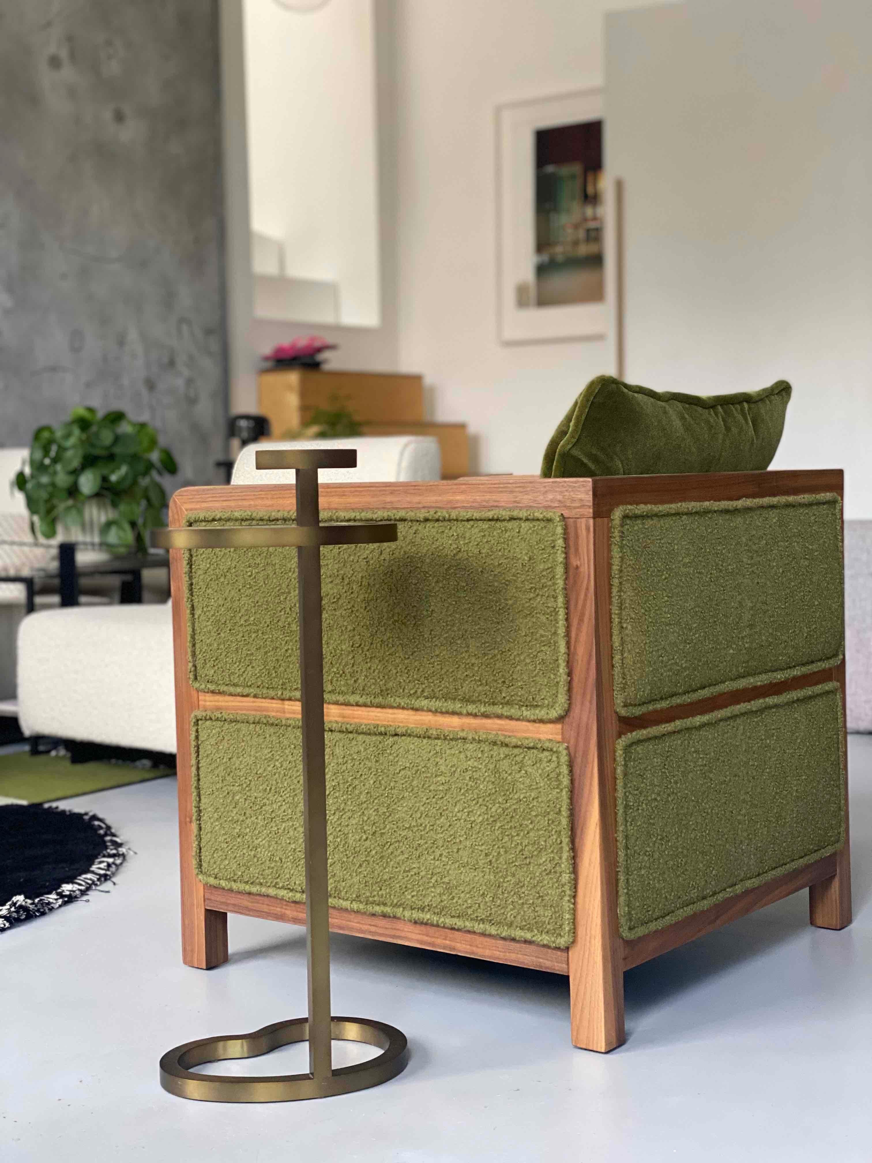 Britannique Bacco Fauteuil déconstruit en mélange bouclé et mohair et structure en noyer en vente