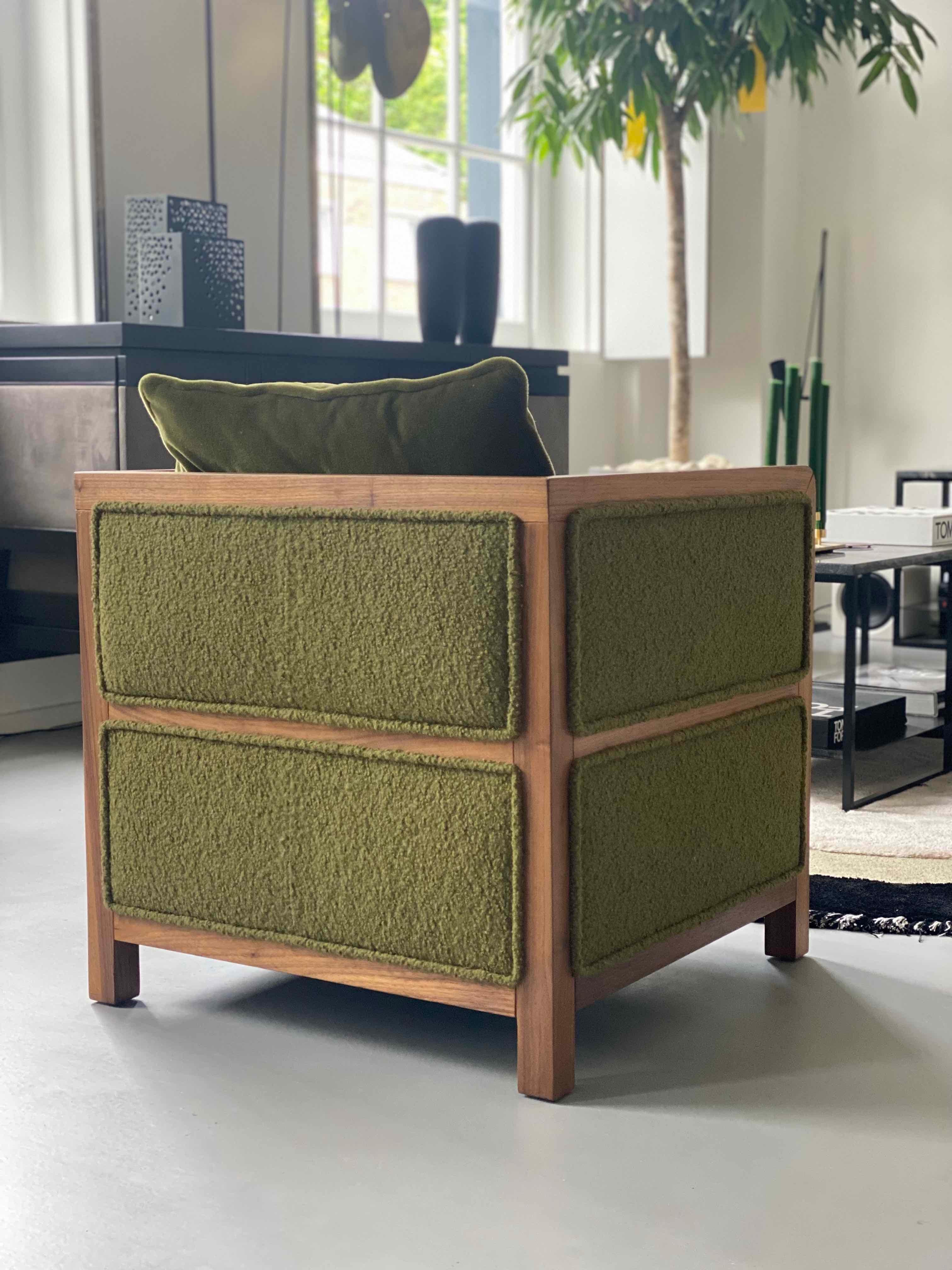 Bacco Fauteuil déconstruit en mélange bouclé et mohair et structure en noyer en vente 1