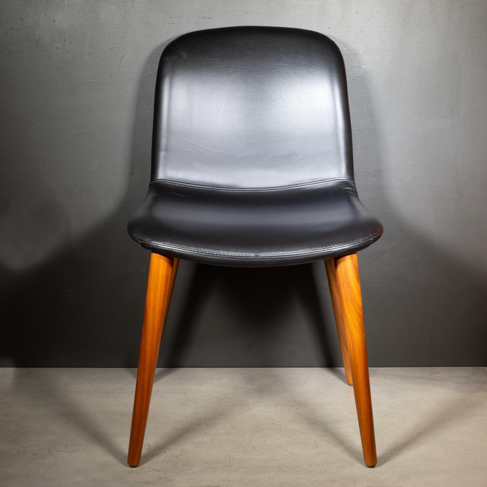 ÜBER

Preis pro Stuhl. Ein Satz von vier Esszimmerstühlen mit schwarzem Leder und Beinen aus Eichenholz. 

    Die elegante, geschwungene Schale sieht zierlich aus, hält aber auch häufigem Gebrauch stand.
    Gepolstert mit knitterfreiem Schaumstoff