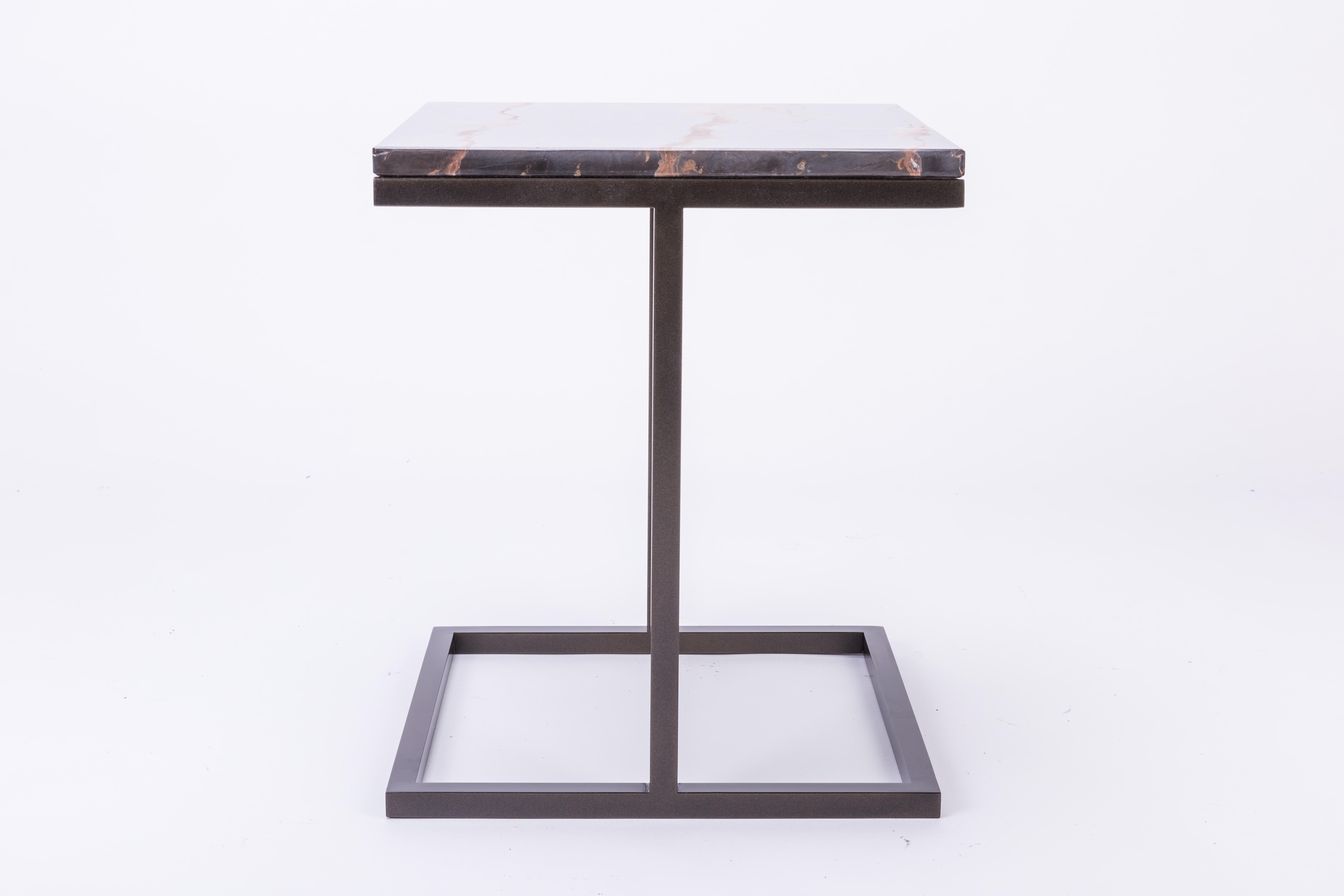 Table basse carrée Bacco en marbre et acier revêtu de poudre Neuf - En vente à London, GB