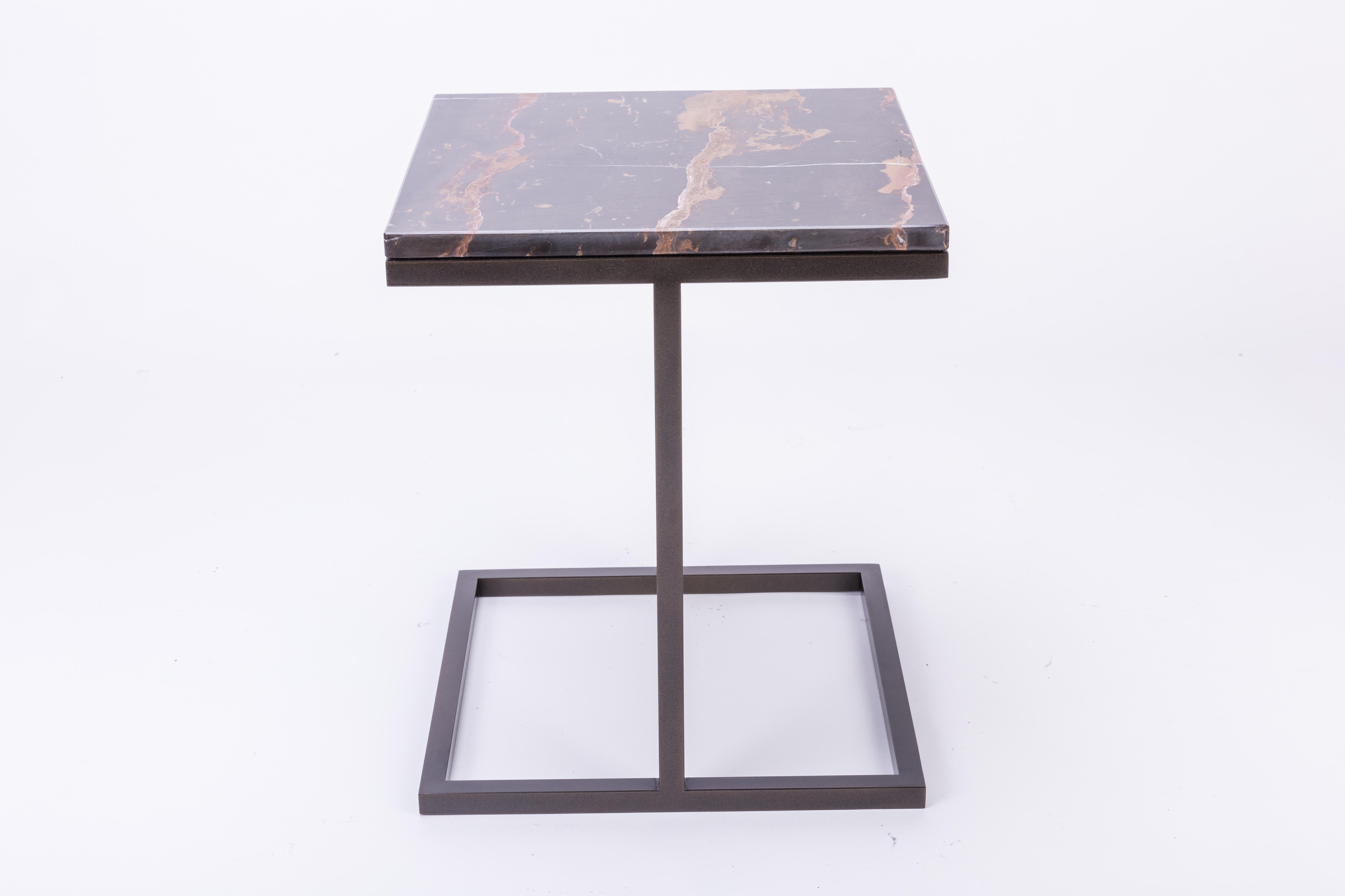 XXIe siècle et contemporain Table basse carrée Bacco en marbre et acier revêtu de poudre en vente