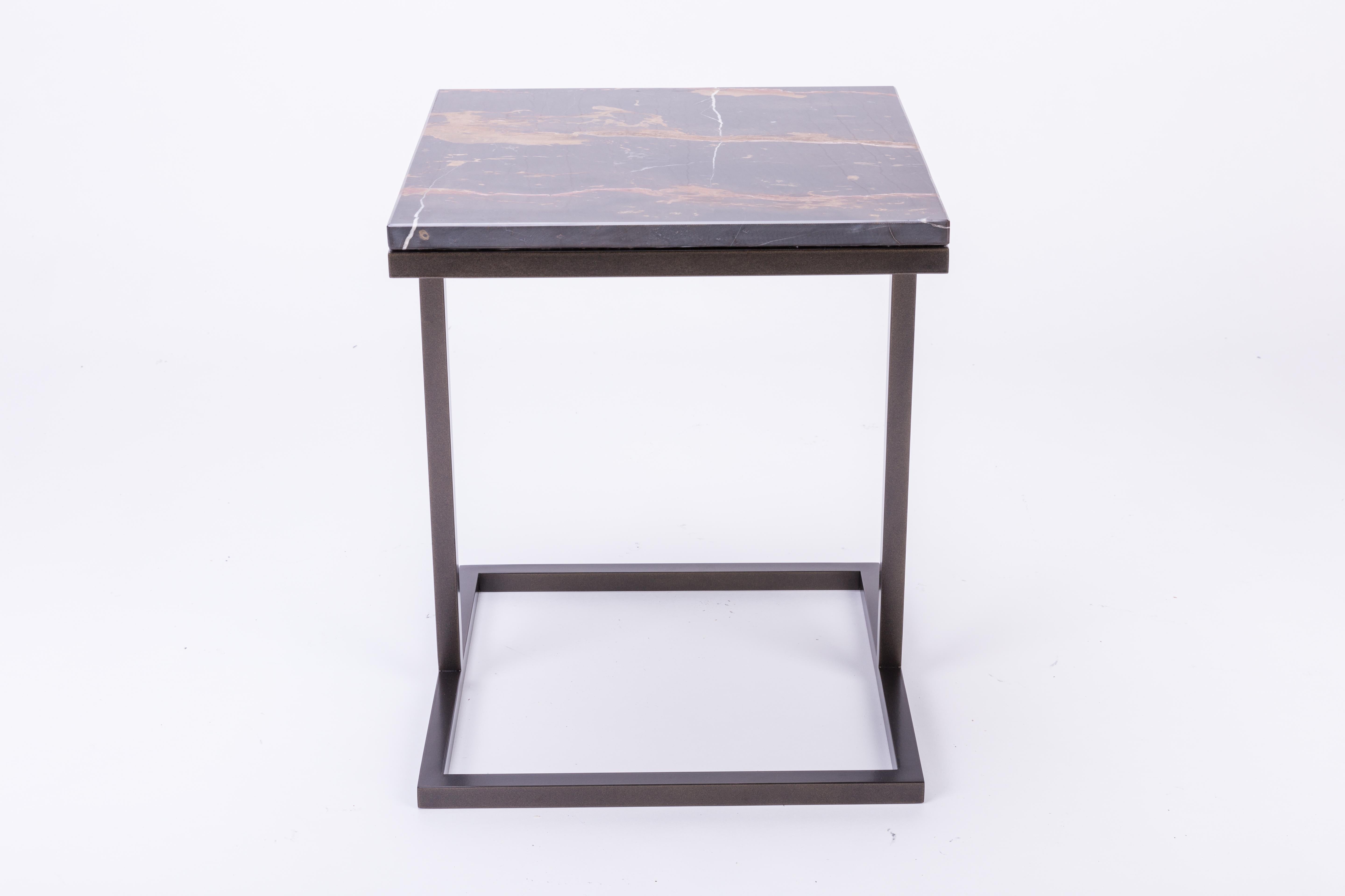 Acier Table basse carrée Bacco en marbre et acier revêtu de poudre en vente