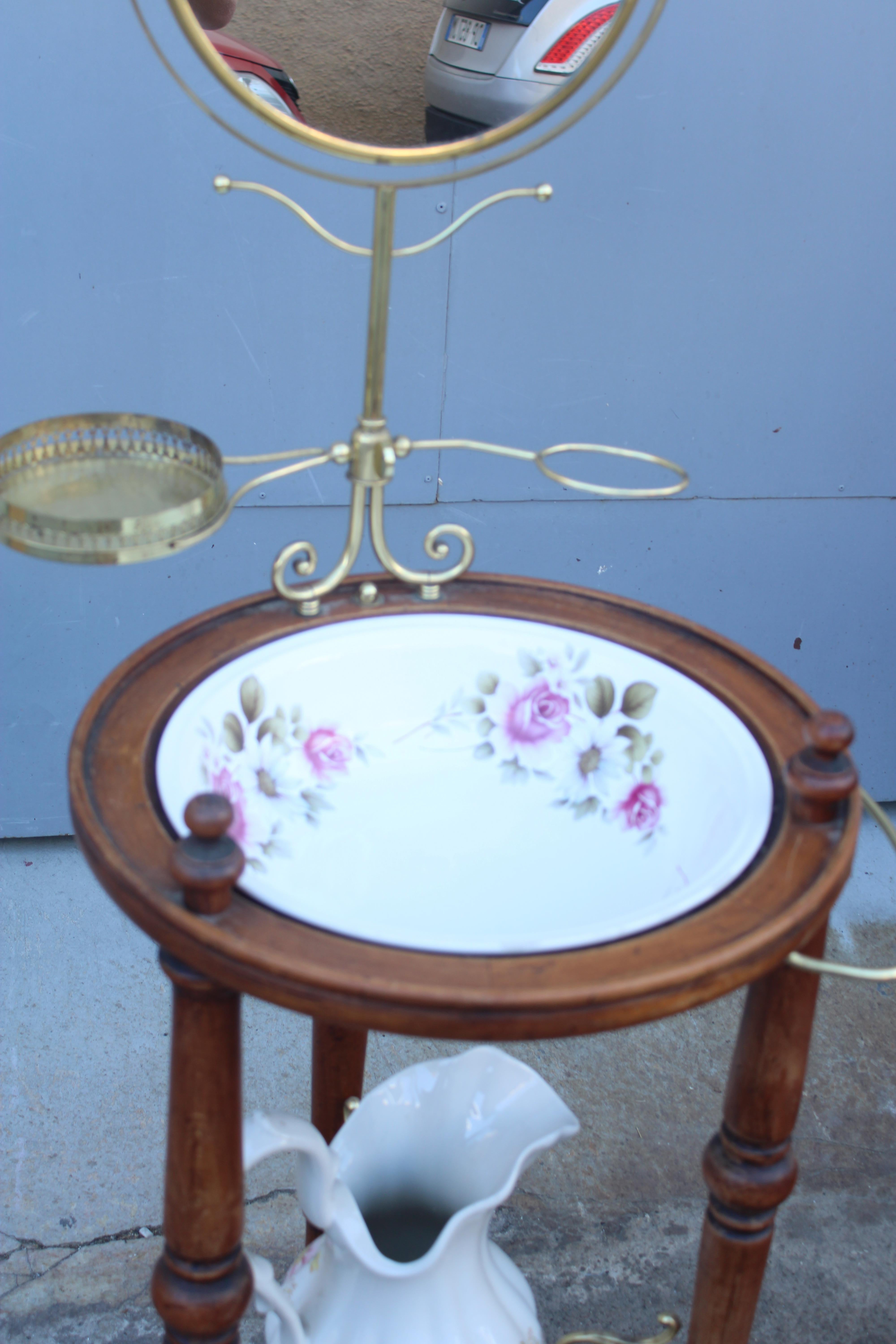 Italian Vasque avec meuble et miroir pour salle de bain ou chambre à coucher en bois de noyer et laiton en vente