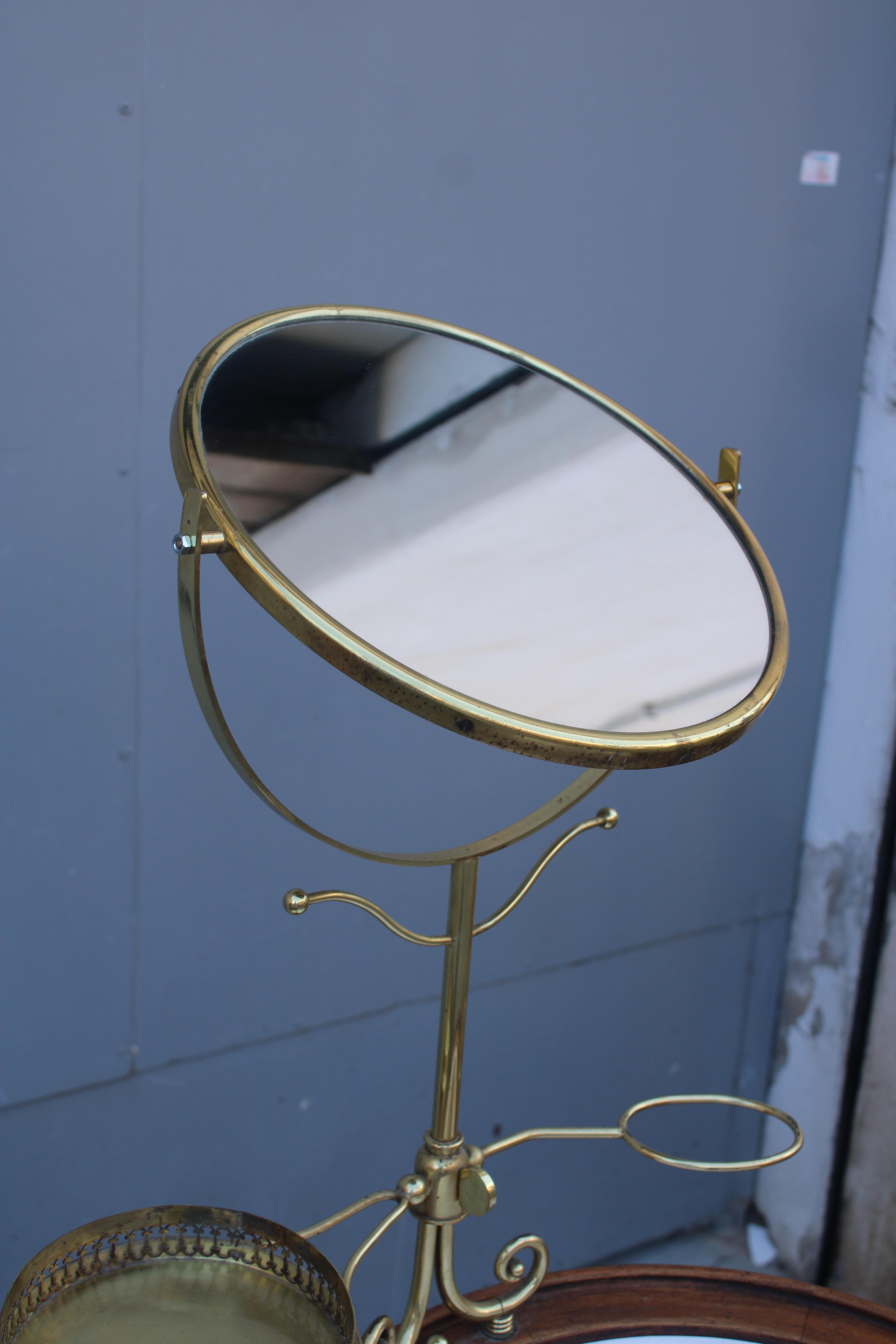 Mid-20th Century Vasque avec meuble et miroir pour salle de bain ou chambre à coucher en bois de noyer et laiton en vente
