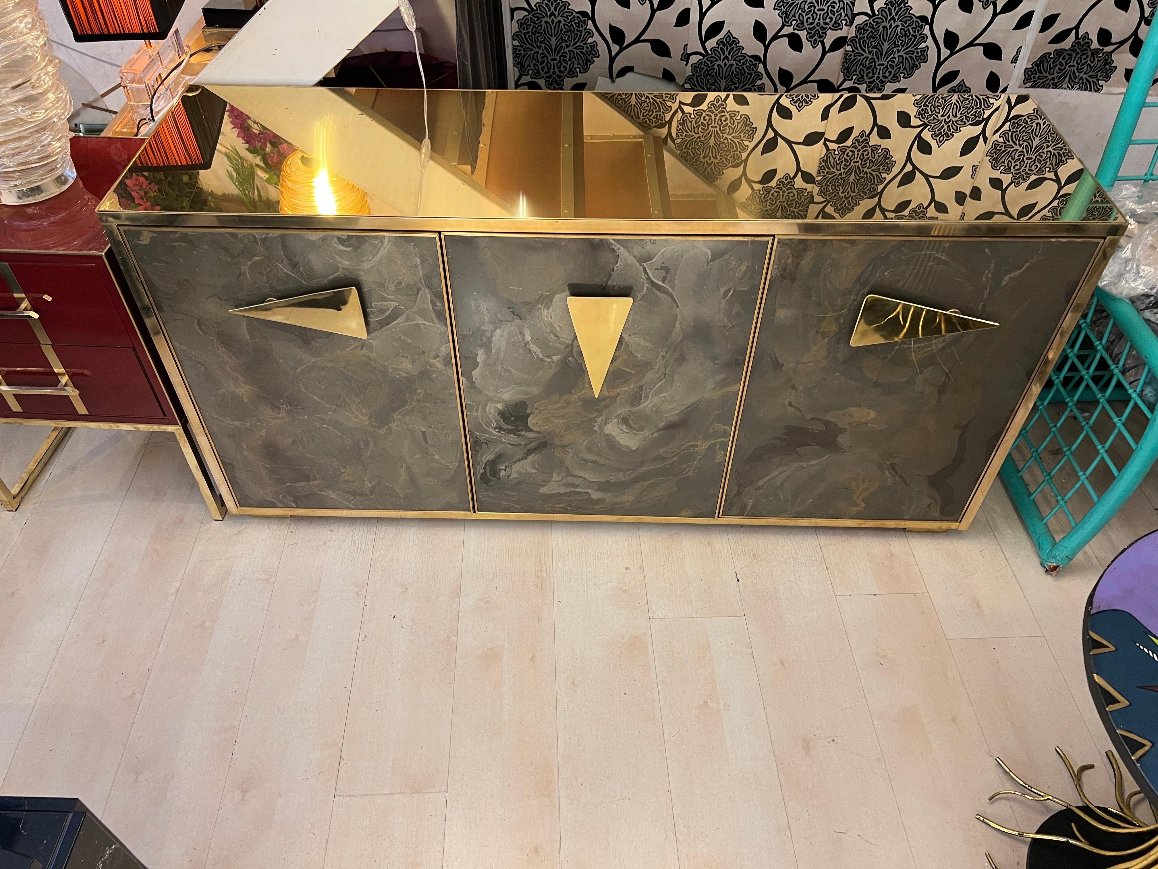 Credenza de cristal pintada a mano con efecto jaspeado y tapa y marcos de latón, años 80 en venta 4