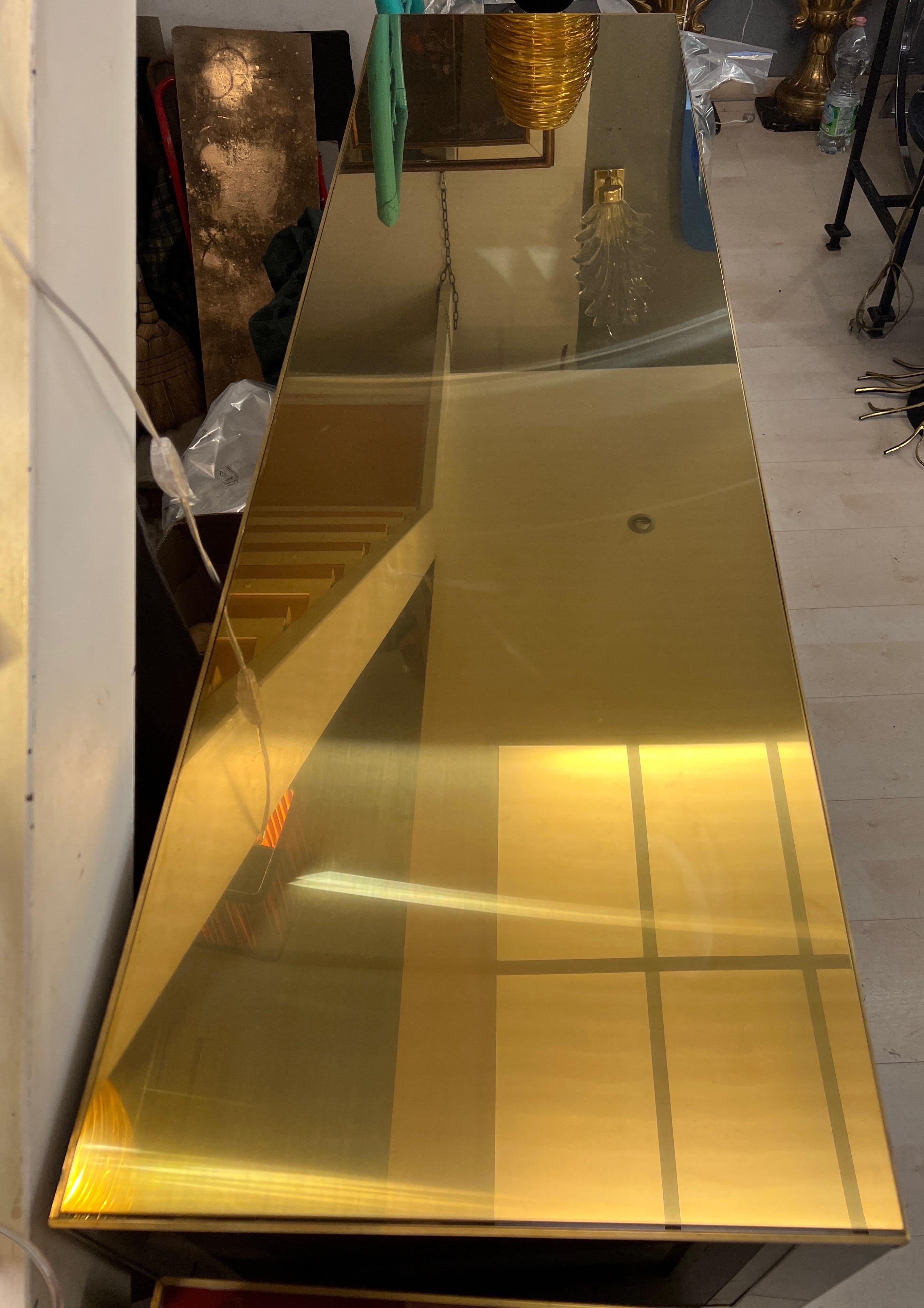 Credenza de cristal pintada a mano con efecto jaspeado y tapa y marcos de latón, años 80 en venta 6