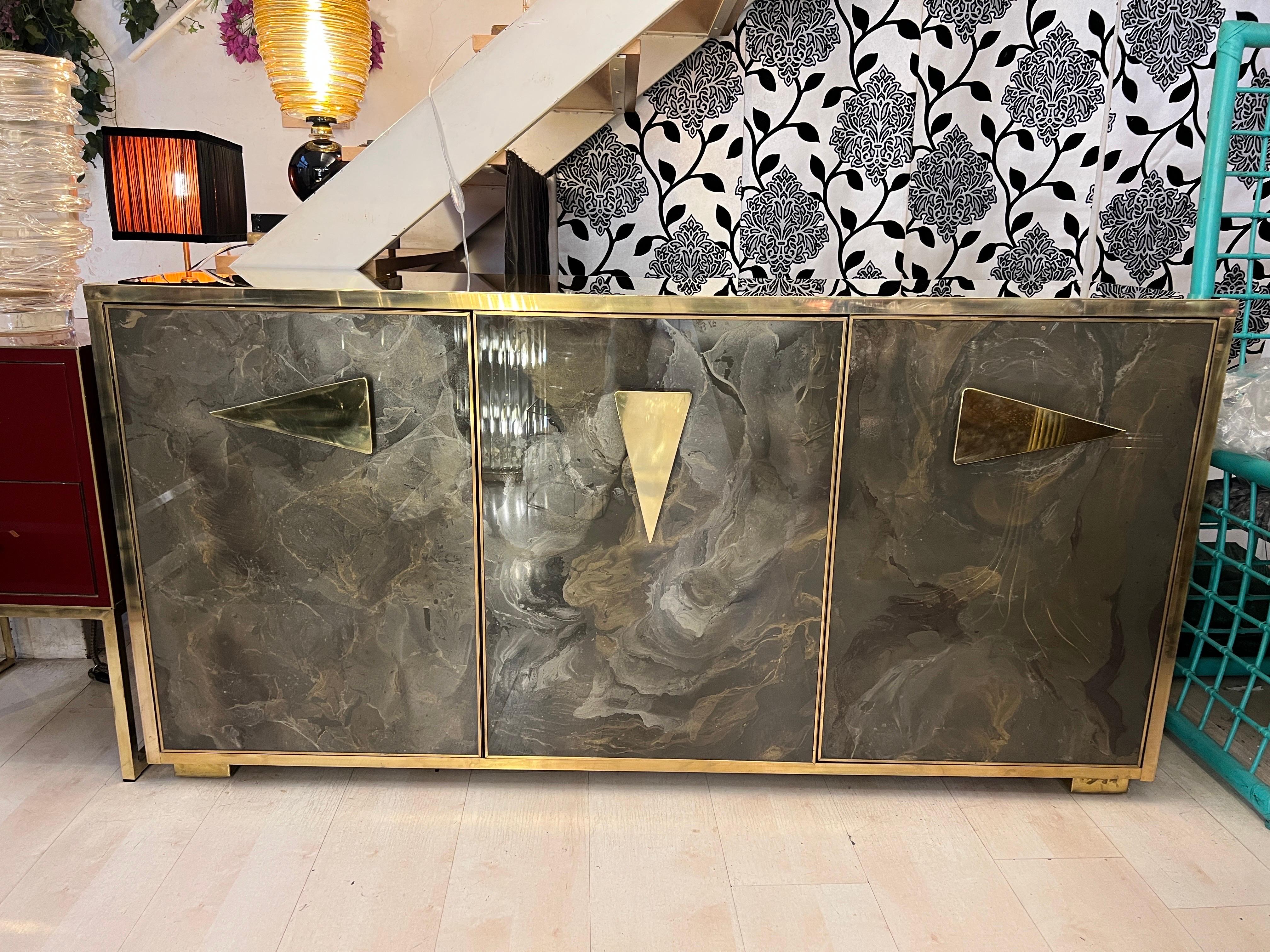 Credenza de cristal pintada a mano con efecto jaspeado y tapa y marcos de latón, años 80 en venta 7