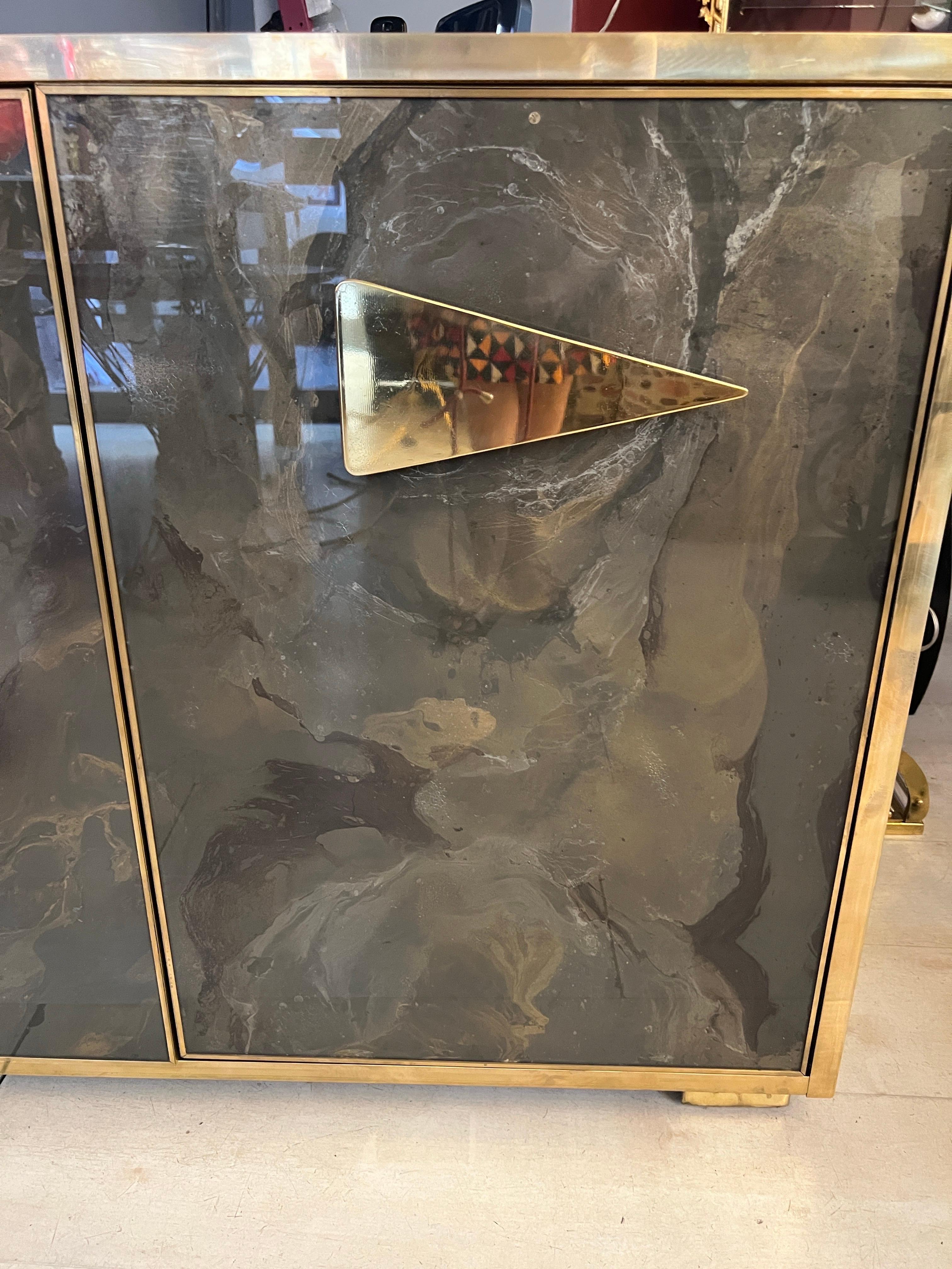 Credenza de cristal pintada a mano con efecto jaspeado y tapa y marcos de latón, años 80 en venta 9