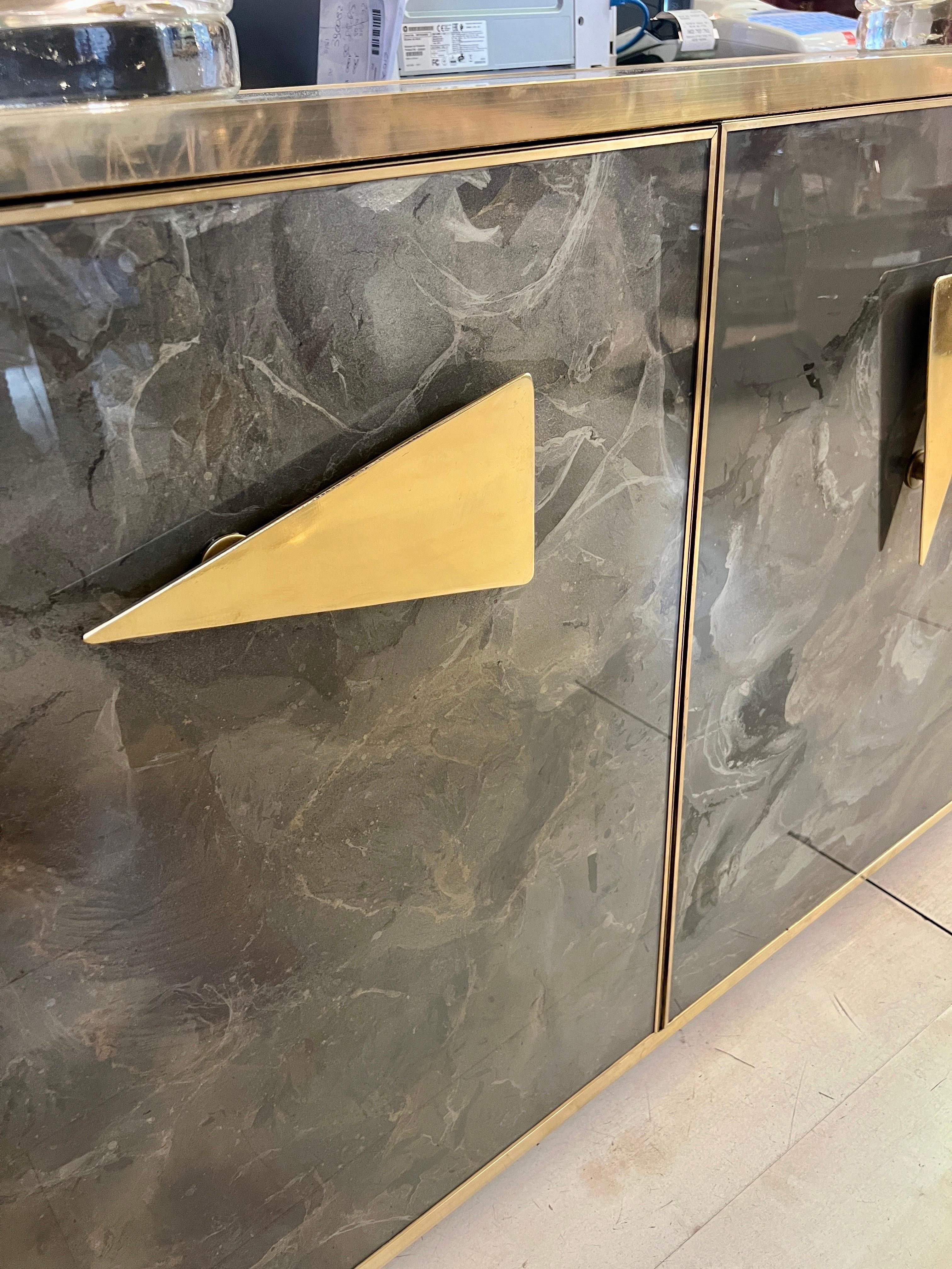 Credenza de cristal pintada a mano con efecto jaspeado y tapa y marcos de latón, años 80 en venta 10