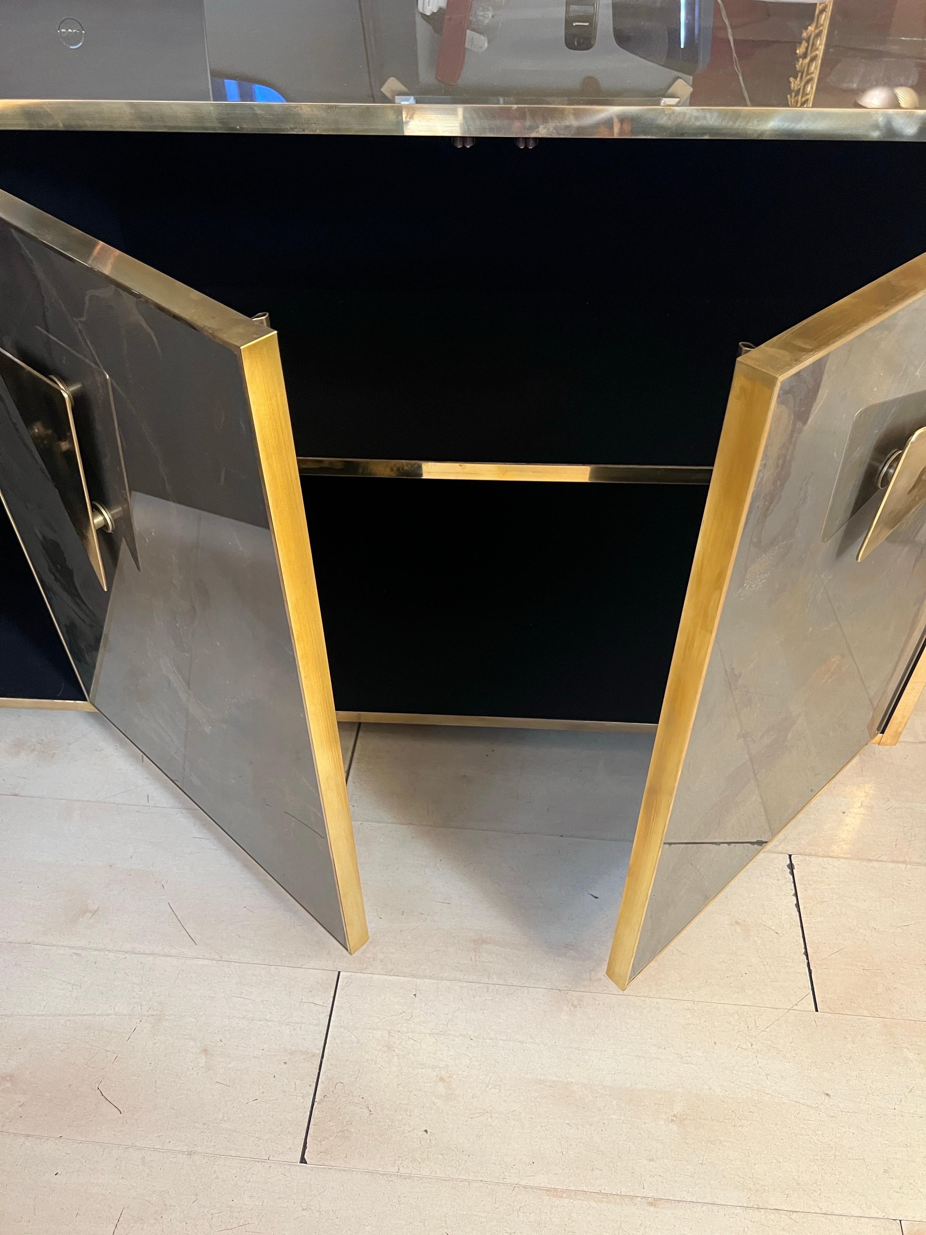 Credenza de cristal pintada a mano con efecto jaspeado y tapa y marcos de latón, años 80 en venta 11