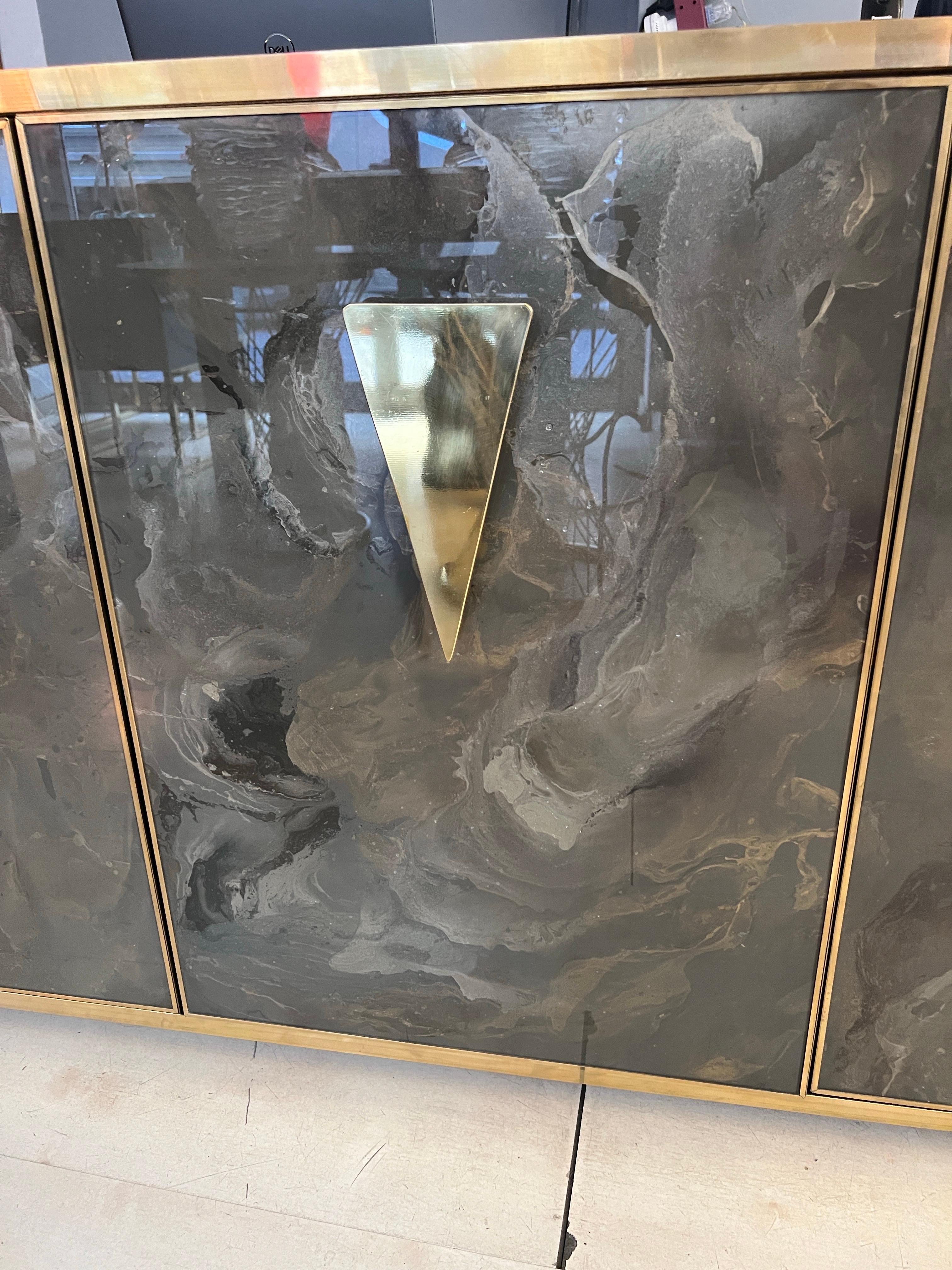 Credenza de cristal pintada a mano con efecto jaspeado y tapa y marcos de latón, años 80 en venta 12