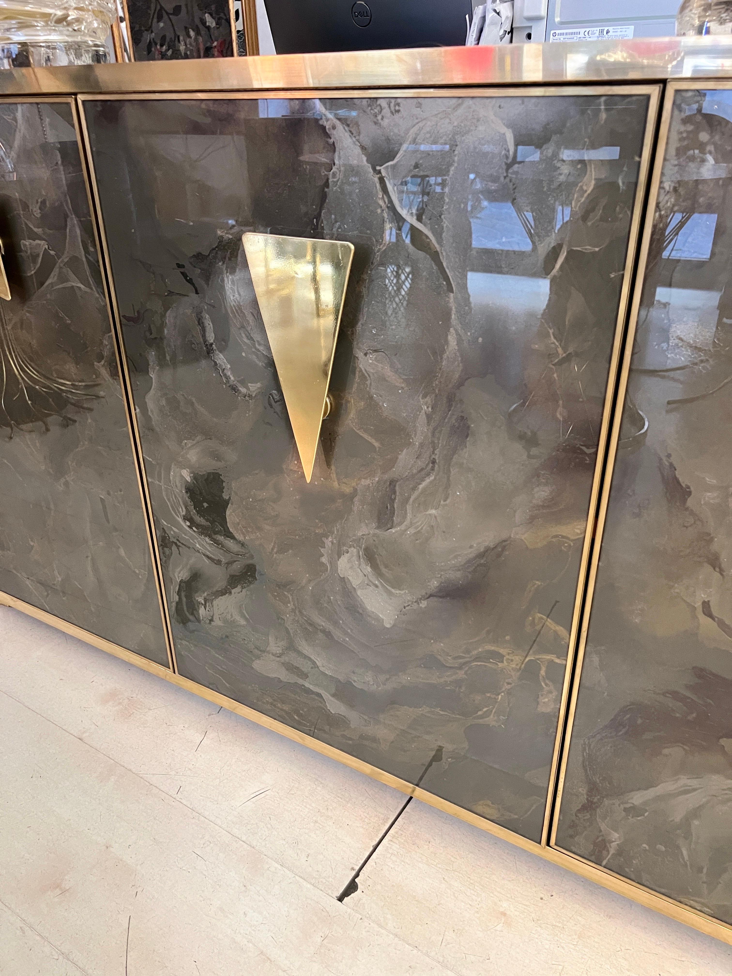 Credenza de cristal pintada a mano con efecto jaspeado y tapa y marcos de latón, años 80 en venta 13