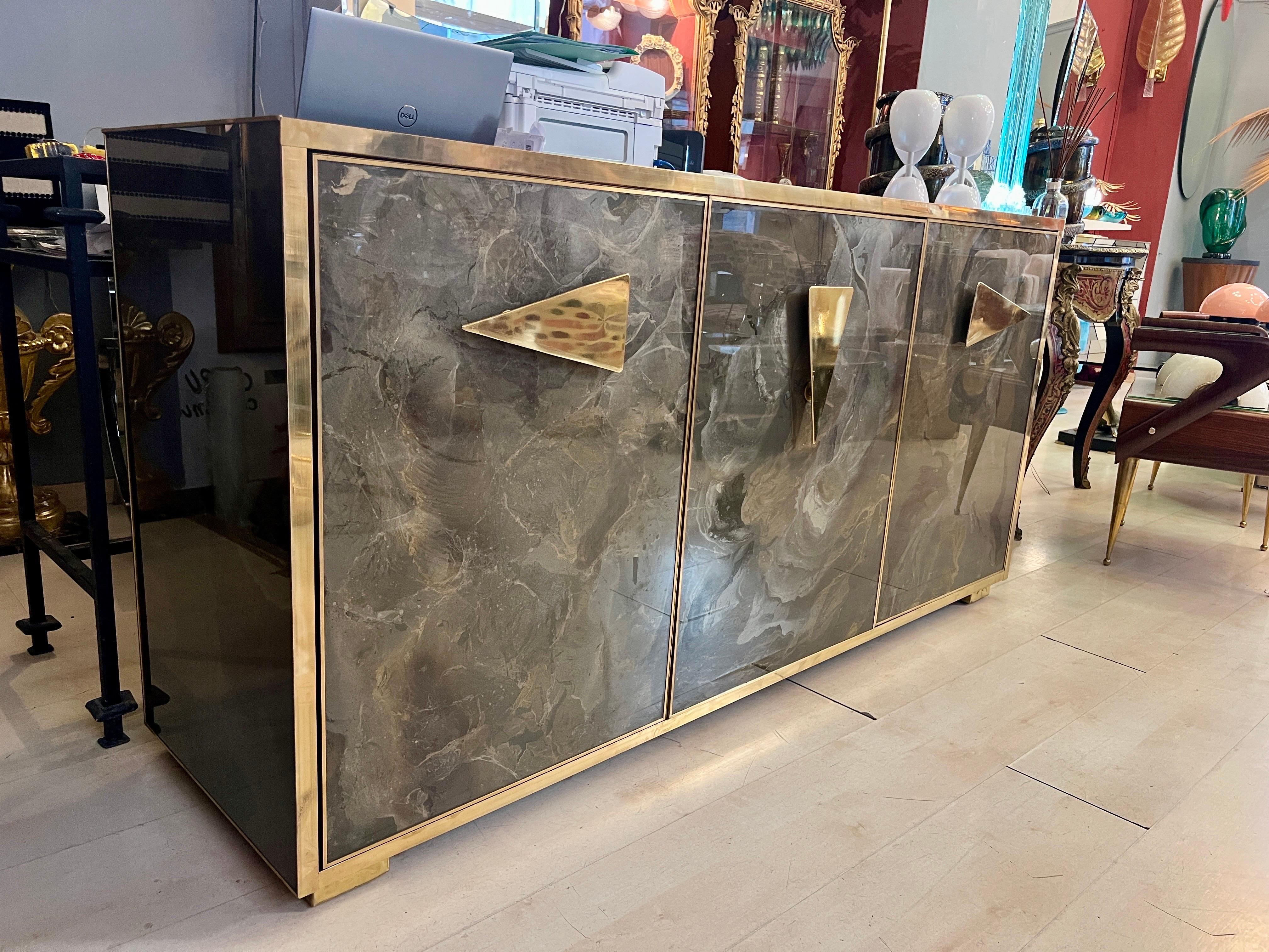 Credenza de cristal pintada a mano con efecto jaspeado y tapa y marcos de latón, años 80 en venta 14