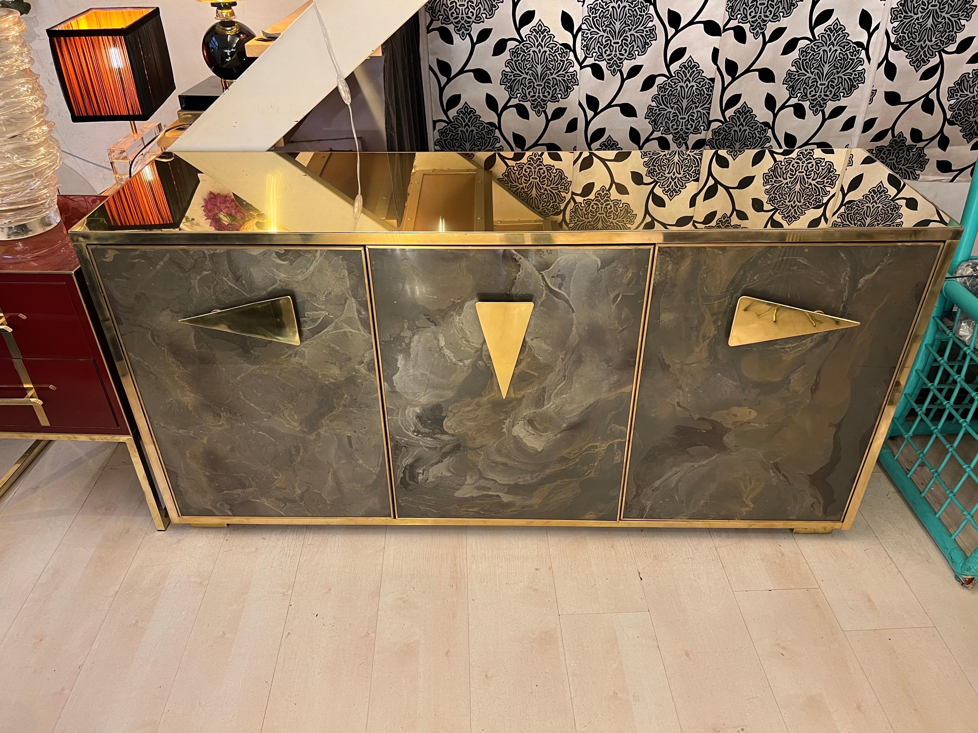 Credenza de cristal pintada a mano con efecto jaspeado y tapa y marcos de latón, años 80 Moderno en venta