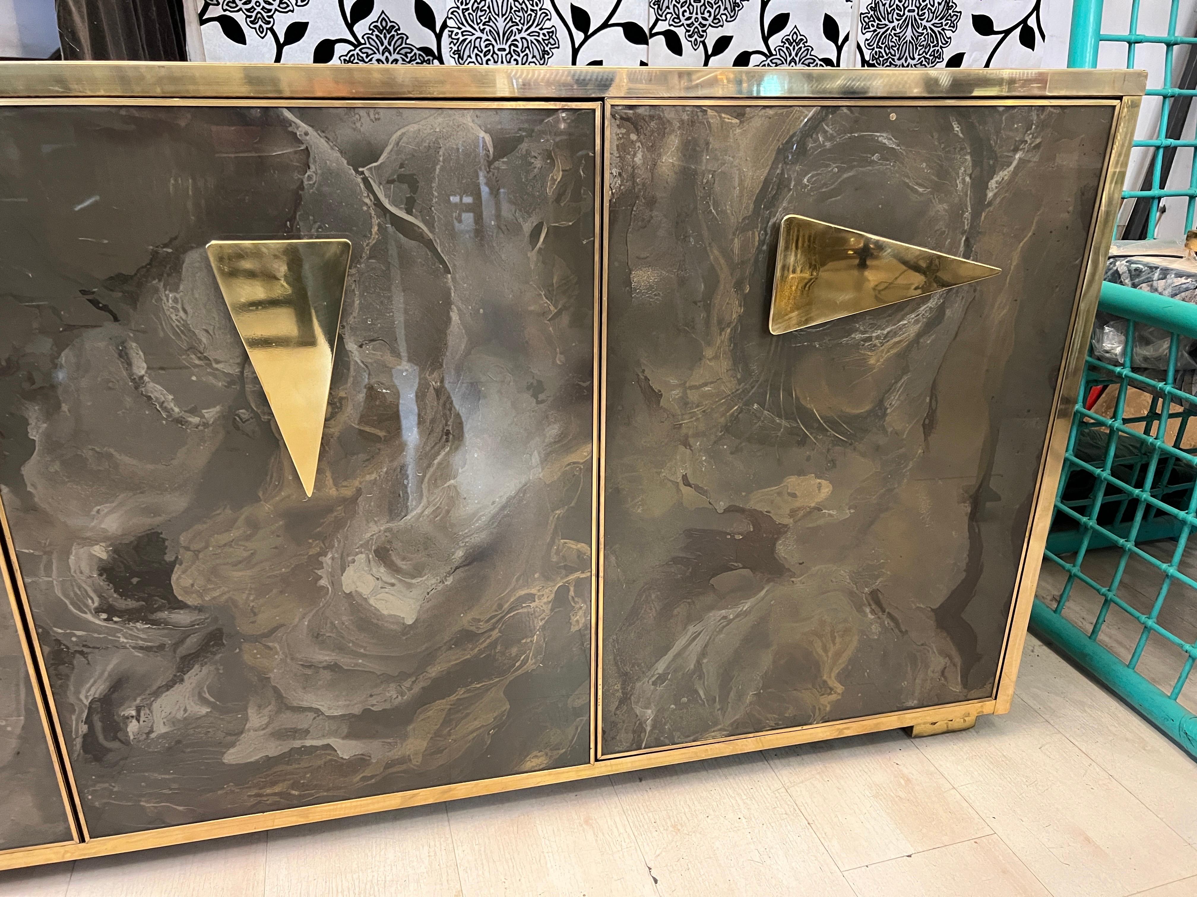 Credenza de cristal pintada a mano con efecto jaspeado y tapa y marcos de latón, años 80 en Bueno estado para la venta en Florence, IT