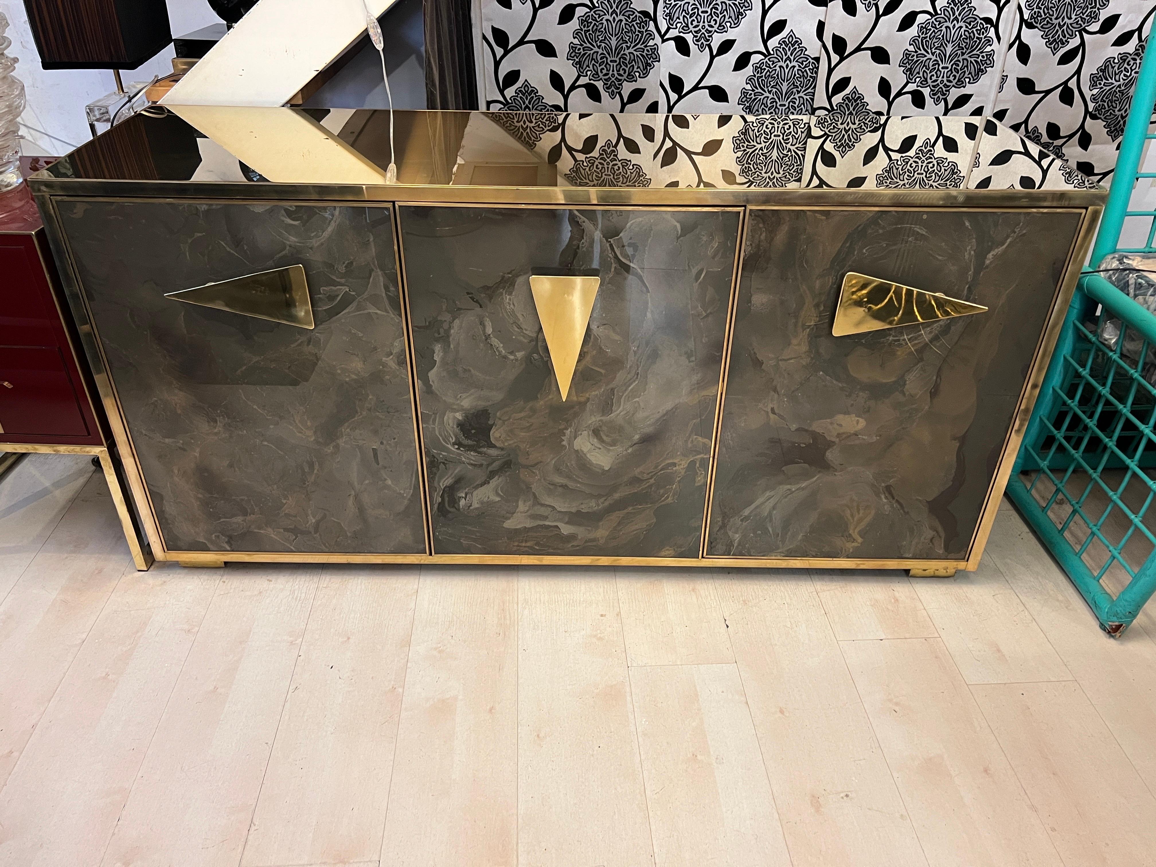 Credenza de cristal pintada a mano con efecto jaspeado y tapa y marcos de latón, años 80 finales del siglo XX en venta
