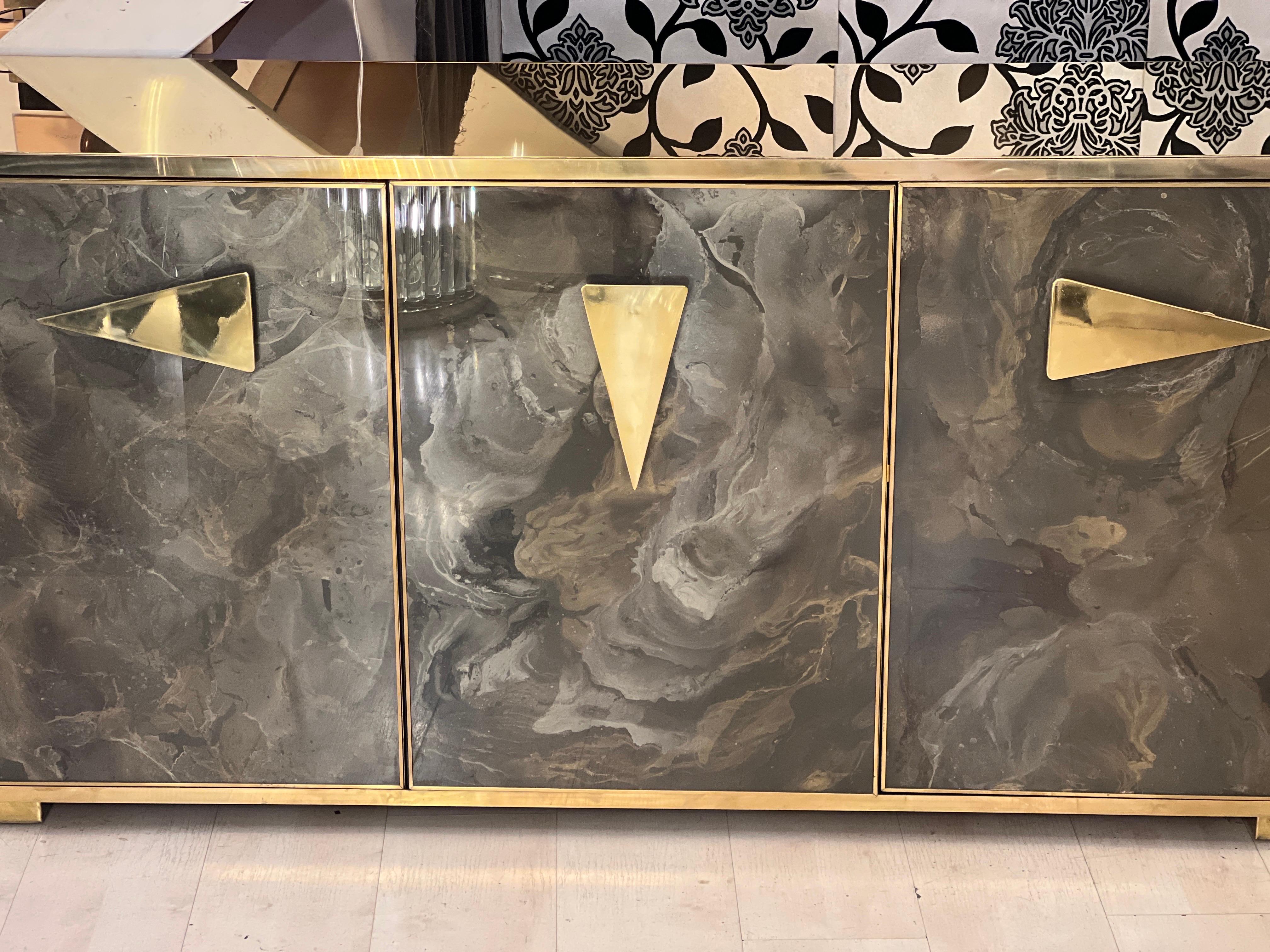 Credenza de cristal pintada a mano con efecto jaspeado y tapa y marcos de latón, años 80 Latón en venta