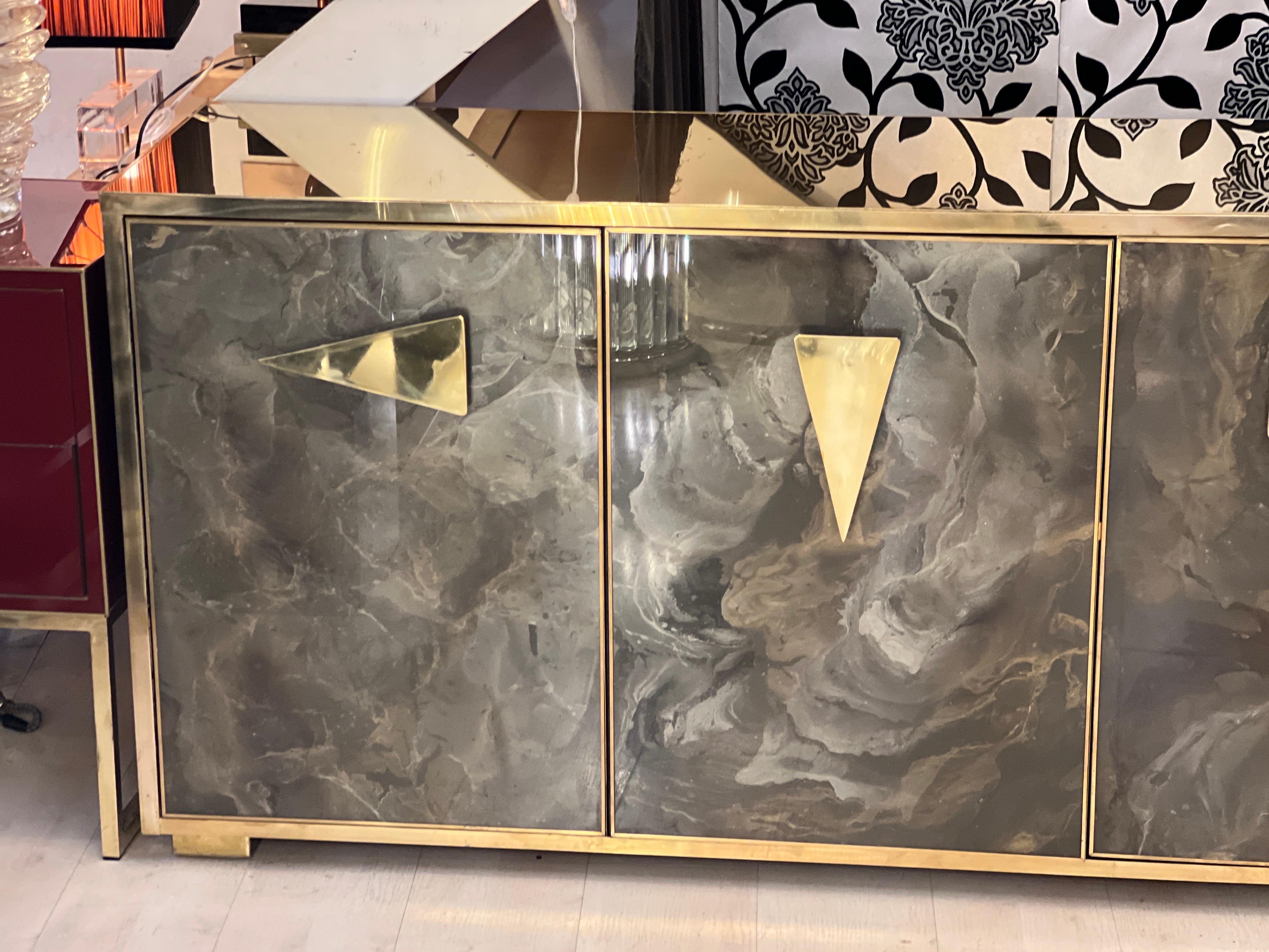 Credenza de cristal pintada a mano con efecto jaspeado y tapa y marcos de latón, años 80 en venta 1