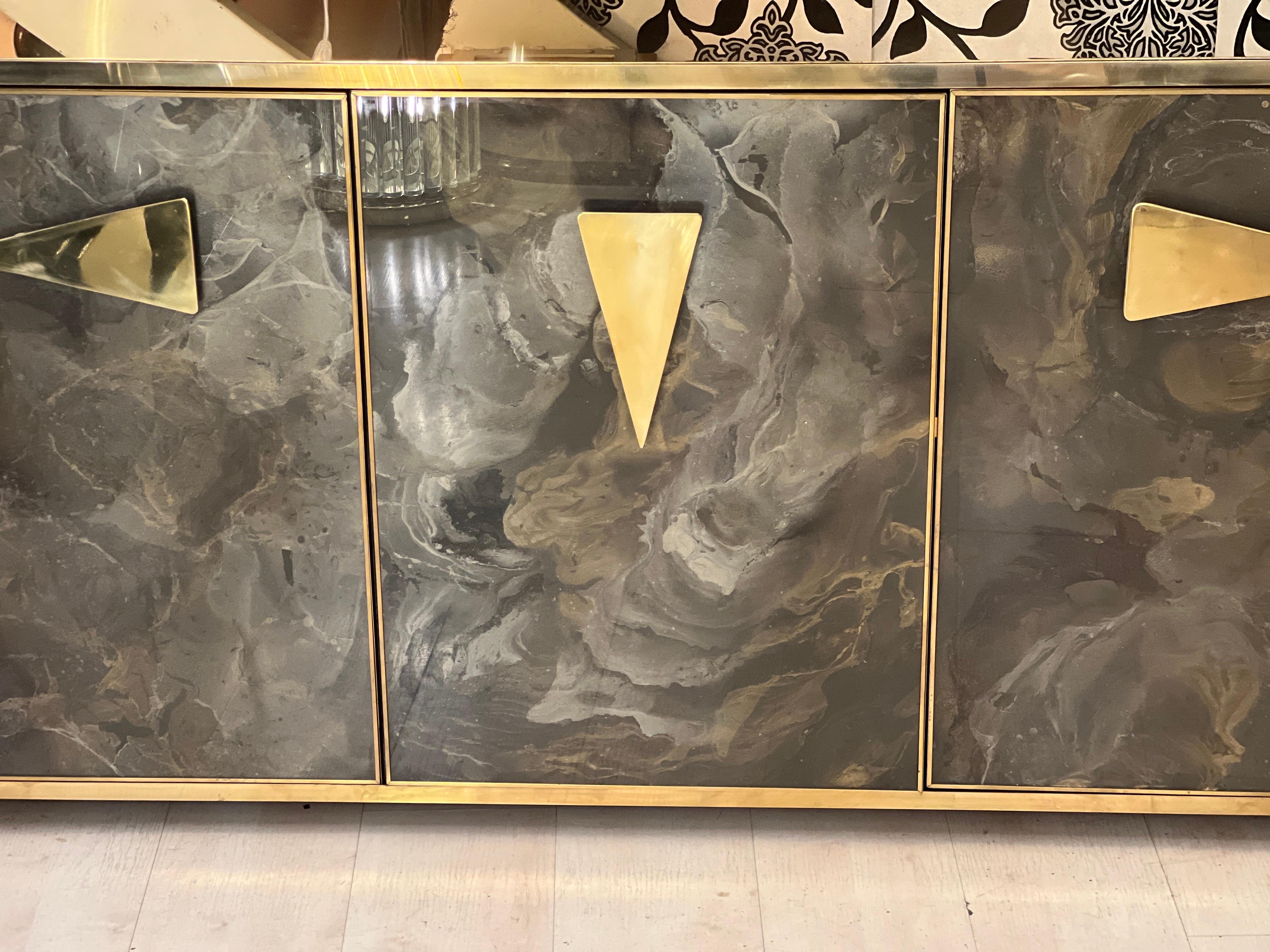 Credenza de cristal pintada a mano con efecto jaspeado y tapa y marcos de latón, años 80 en venta 2