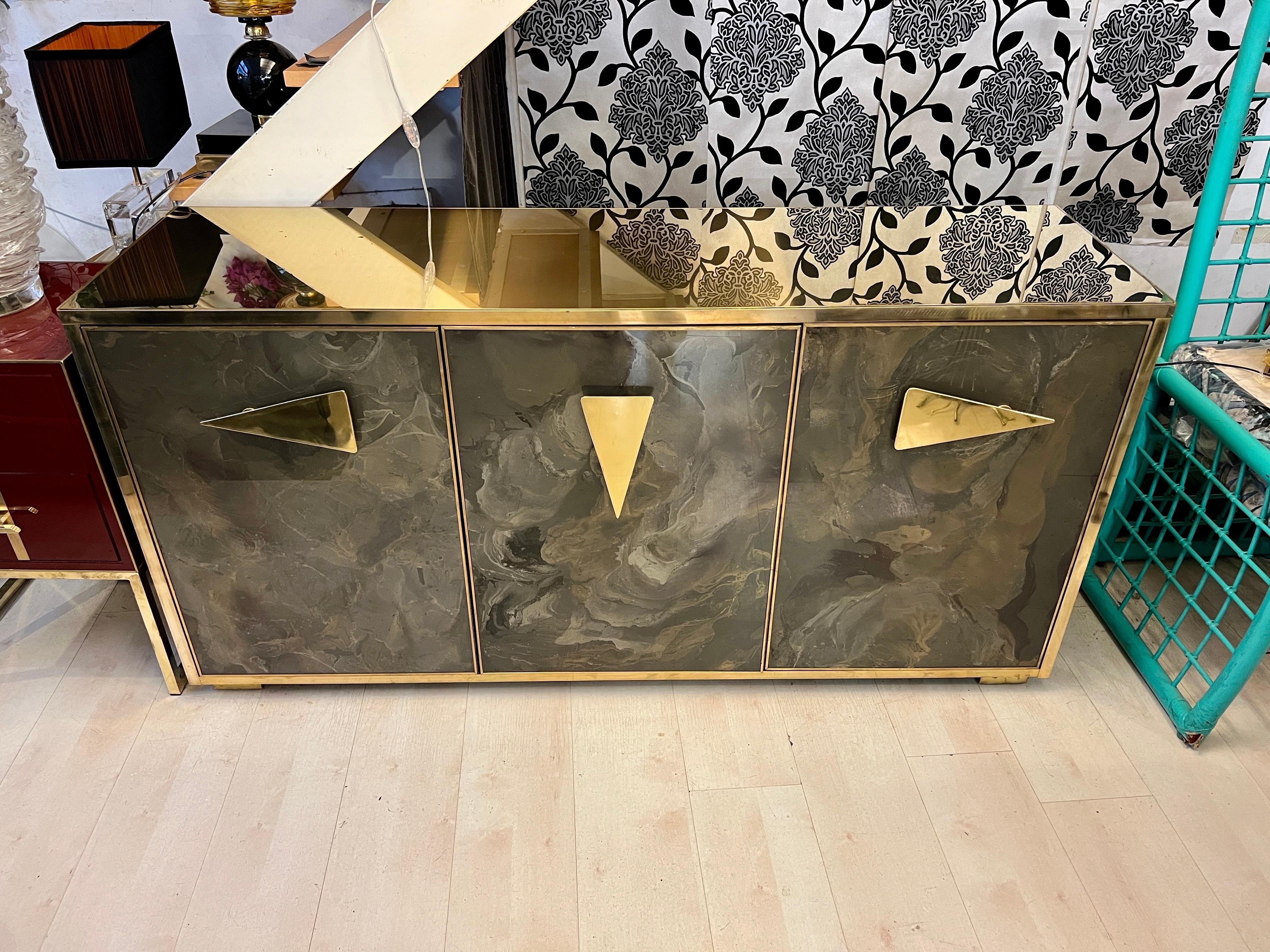 Credenza de cristal pintada a mano con efecto jaspeado y tapa y marcos de latón, años 80 en venta 3