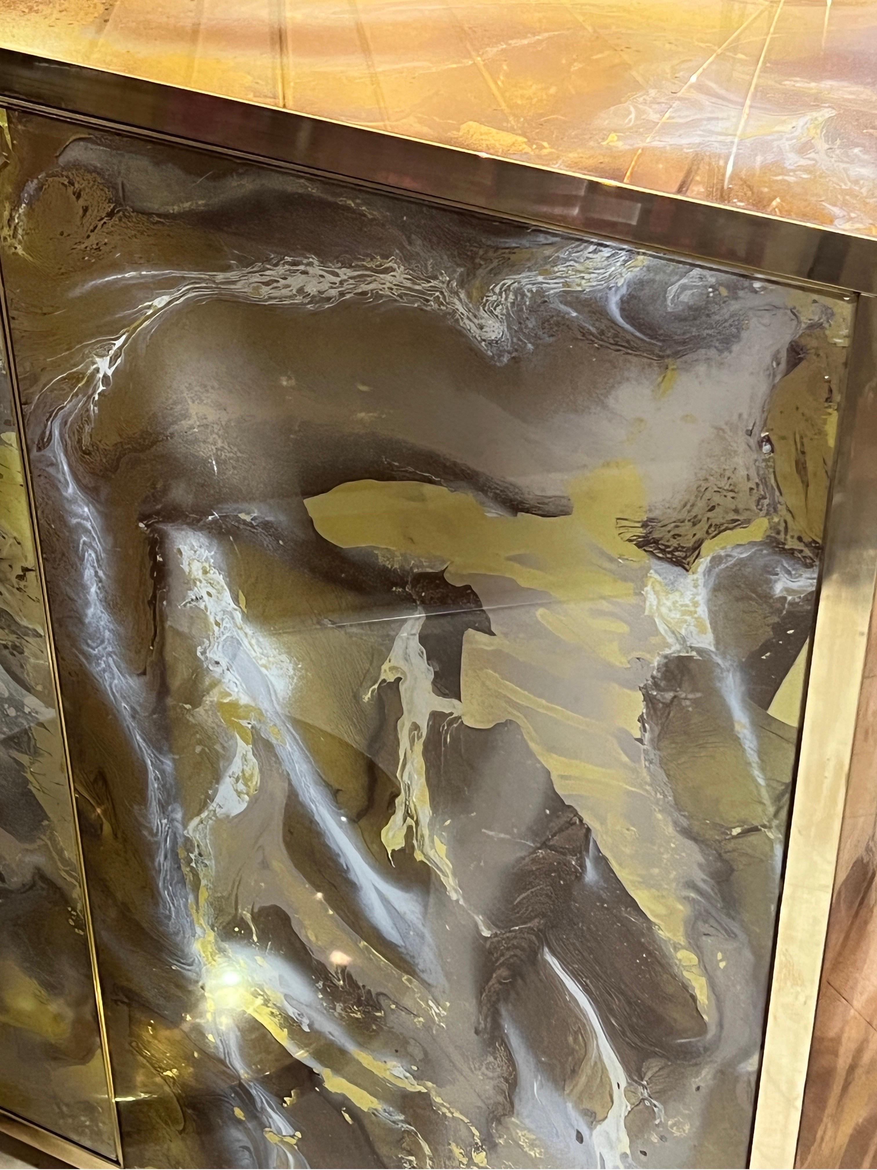 Armoire en verre peinte à la main et marbrée avec cadre en laiton, 1980 en vente 11