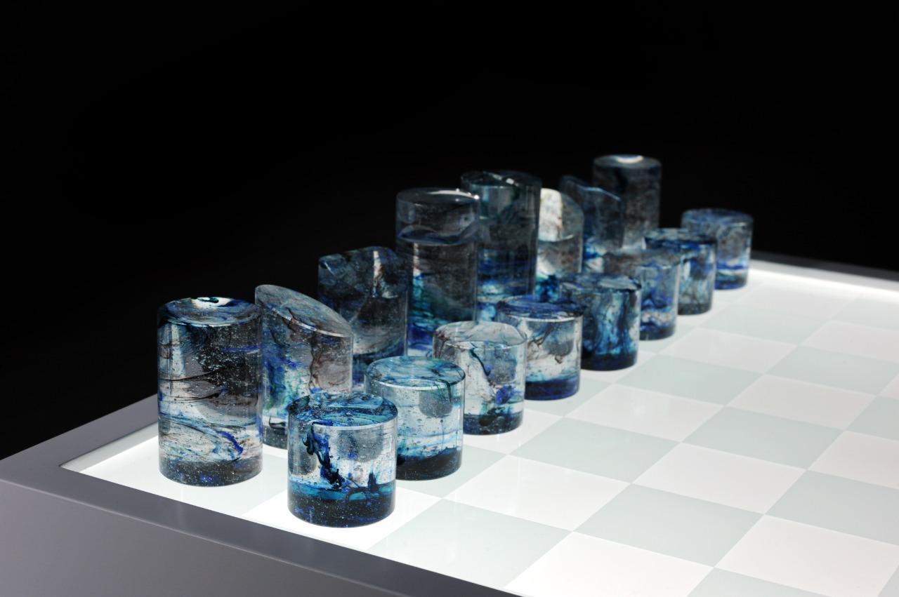 Échiquier rétro-éclairé avec pièces d'échecs cylindriques colorées en vente 4