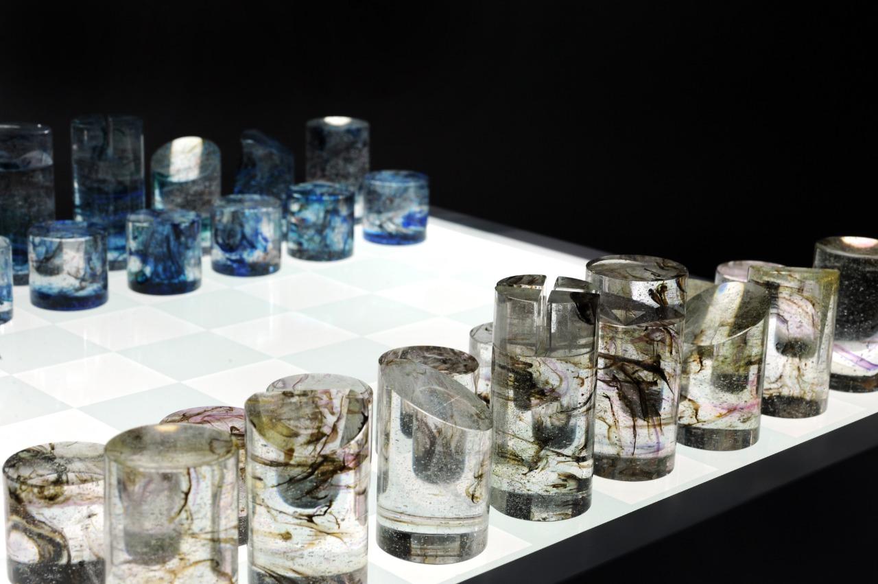 XXIe siècle et contemporain Échiquier rétro-éclairé avec pièces d'échecs cylindriques colorées en vente