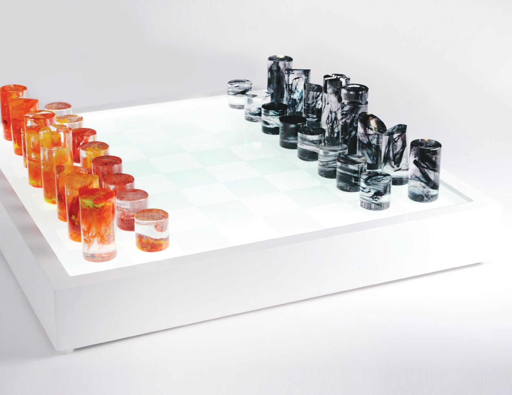 Ce jeu d'échecs appartient à la collection Jeux de société conçue par Orfeo Quagliata.

Techniques exclusives de l'artiste. 100% fait à la main avec des matériaux de la plus haute qualité. Les pièces d'échecs fabriquées selon la technique du verre