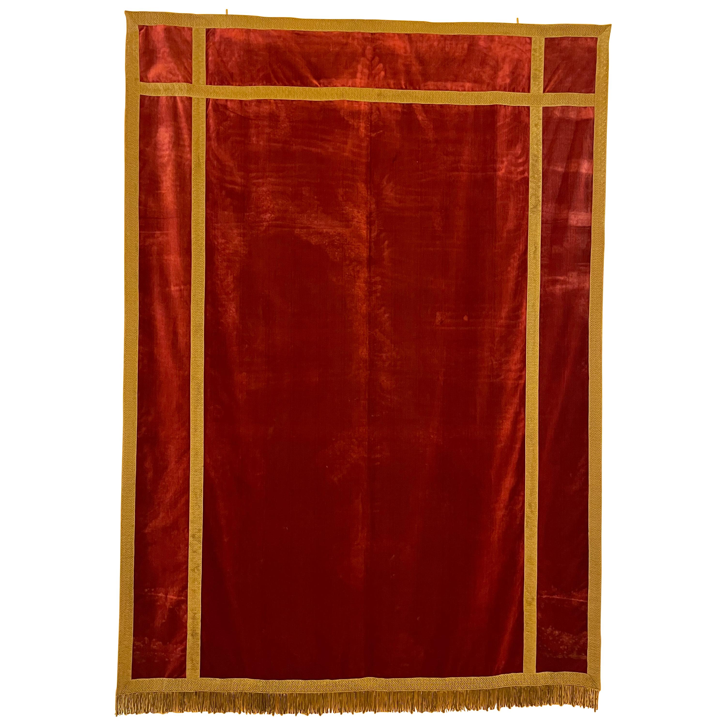 Rückseite des Altars-Italien-19 ° Jahrhundert-Roter Seidensamt im Angebot