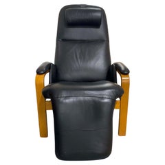 Back Saver Zero Gravity Black Leather and Wood Massage Chair Mid Century Modern (fauteuil de massage à gravité zéro en cuir noir et en Wood)