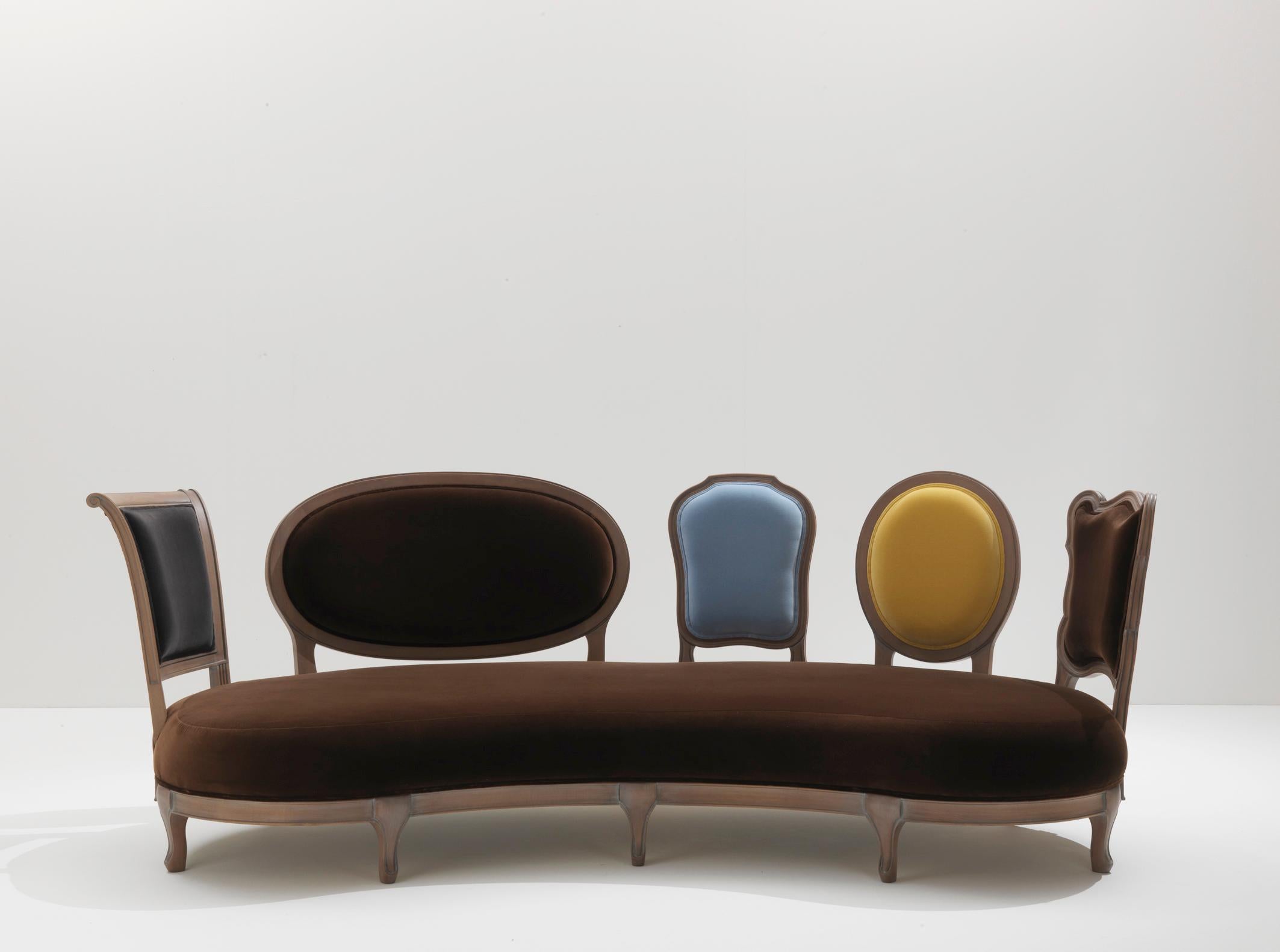 Il divano Back to Back è uno straordinario mix di eleganza e innovazione meticolosamente realizzato a mano in Italia, progettato dal visionario Nigel Coates. Questo divano è più di un mobile: è una sinfonia di curve morbide e dettagli intricati che