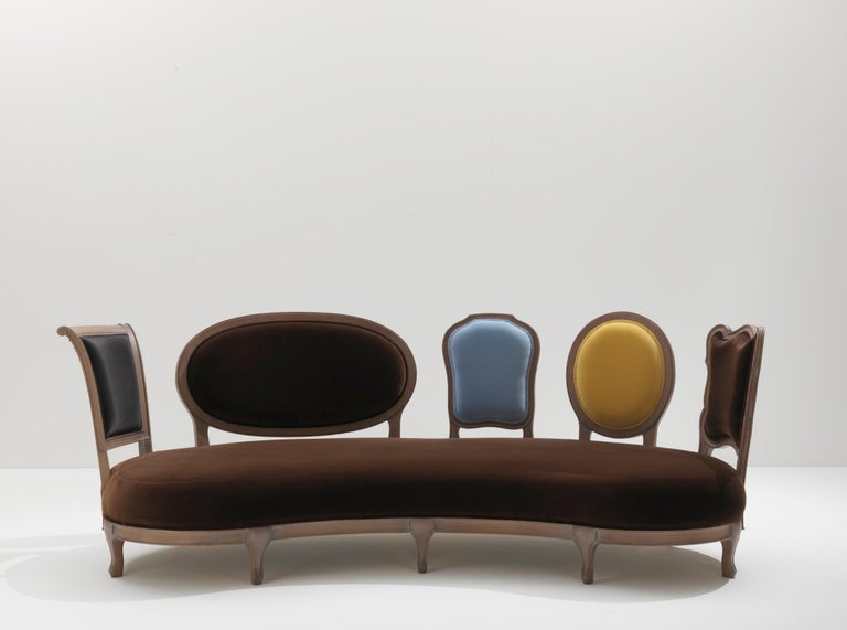 The distinctive trait of the Back to Back project – sofa designed by Nigel Coates – lies in the alternating of an elegant style and an innovative design. Its soft curves, embellished by a delicate velvet upholstery, are supported by a structure in
