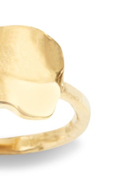 Anillo Back To Basics esculpido a mano en bronce chapado en oro de 24 quilates por Marion Fillancq