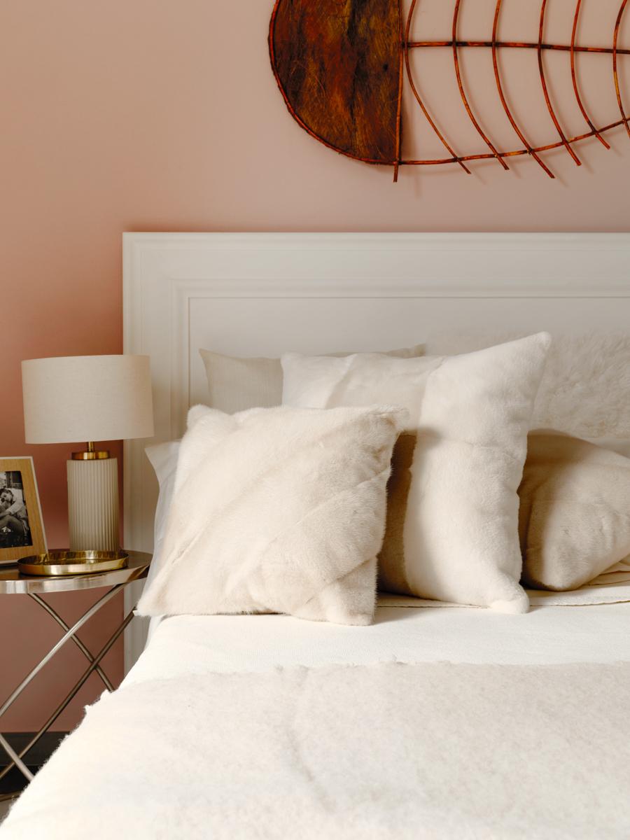 Moderne Back to Side Natural Pearl Beige Mink Fur Pillow Cushion by Muchi Decor en vente