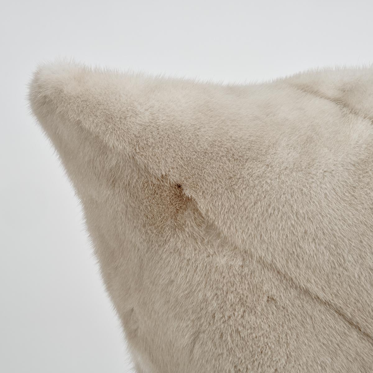 italien Back to Side Natural Pearl Beige Mink Fur Pillow Cushion by Muchi Decor en vente