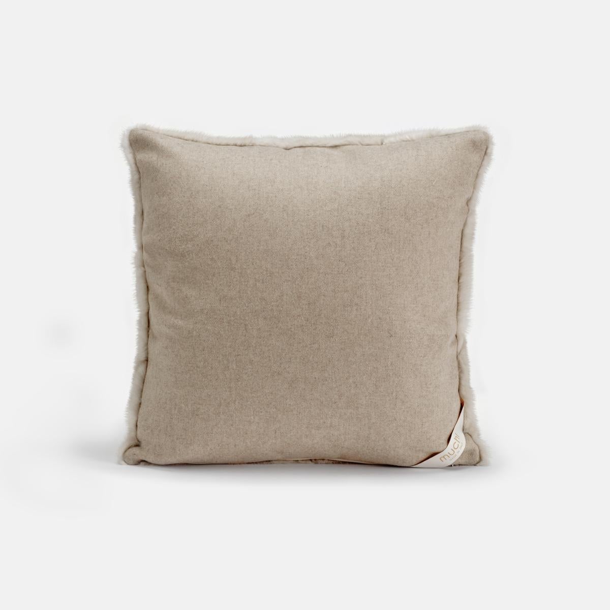 XXIe siècle et contemporain Back to Side Natural Pearl Beige Mink Fur Pillow Cushion by Muchi Decor en vente