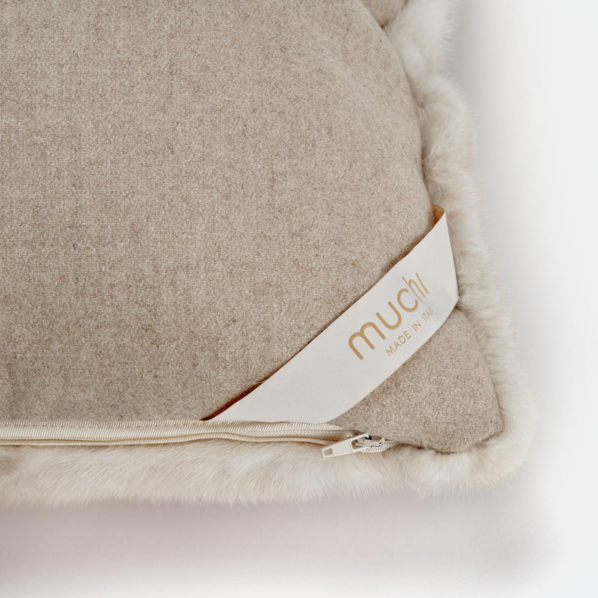 Fait main Back to Side Natural Pearl Beige Mink Fur Pillow Cushion by Muchi Decor en vente