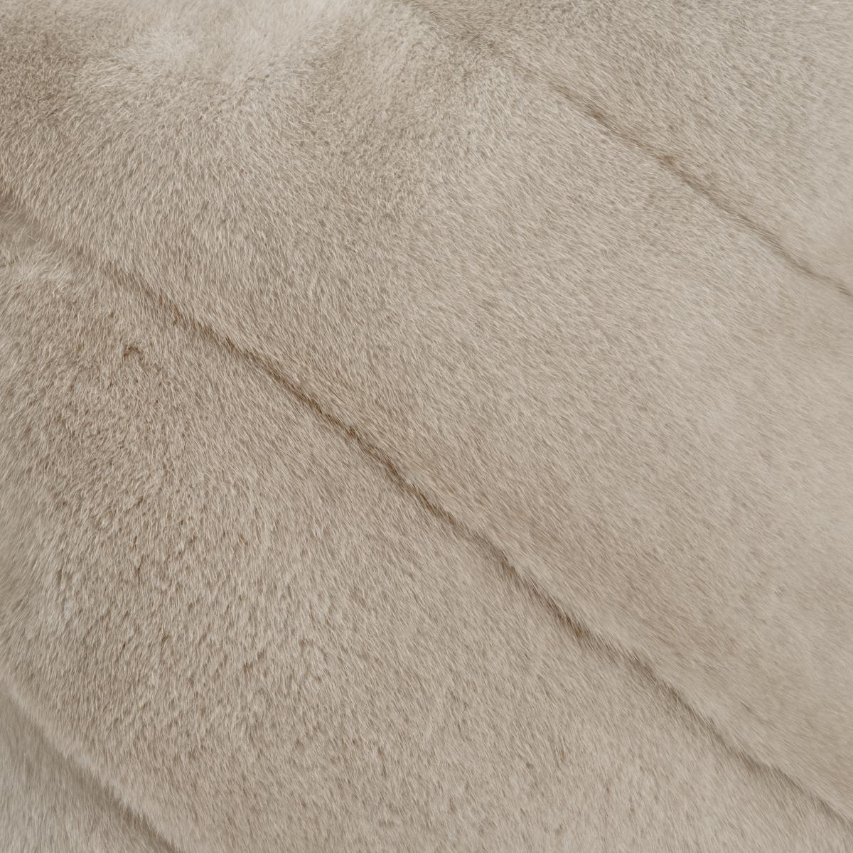 Back to Side Natural Pearl Beige Mink Fur Pillow Cushion by Muchi Decor Neuf - En vente à Poviglio, IT