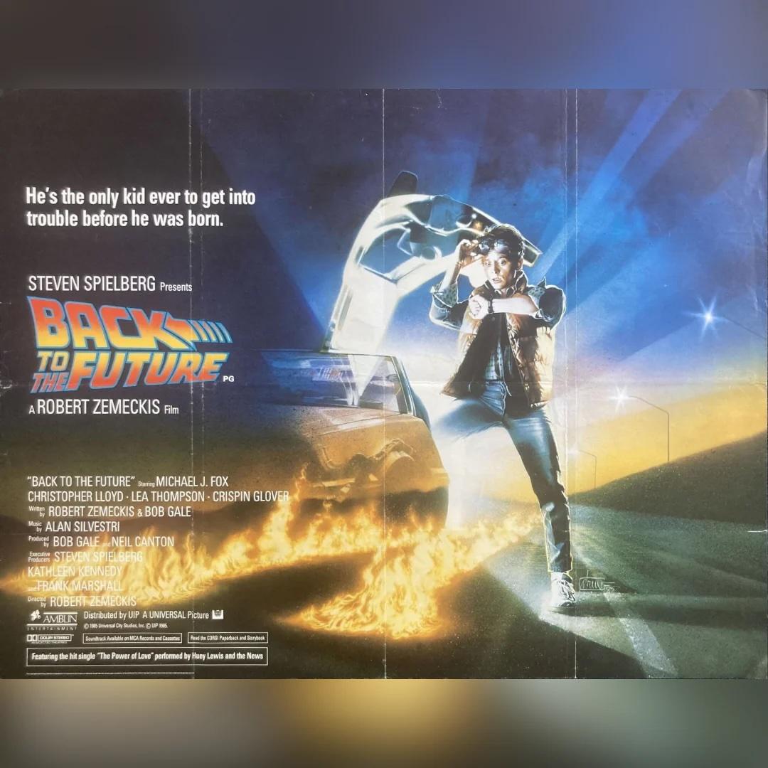 Zurück in die Zukunft (1985)
Original British Quad (30 X 40 Zoll)

Einer der besten Filme der 1980er Jahre. Marty McFly reist in einem DeLorean zurück ins Jahr 1955, um dafür zu sorgen, dass seine Mutter und sein Vater zusammenkommen, damit die