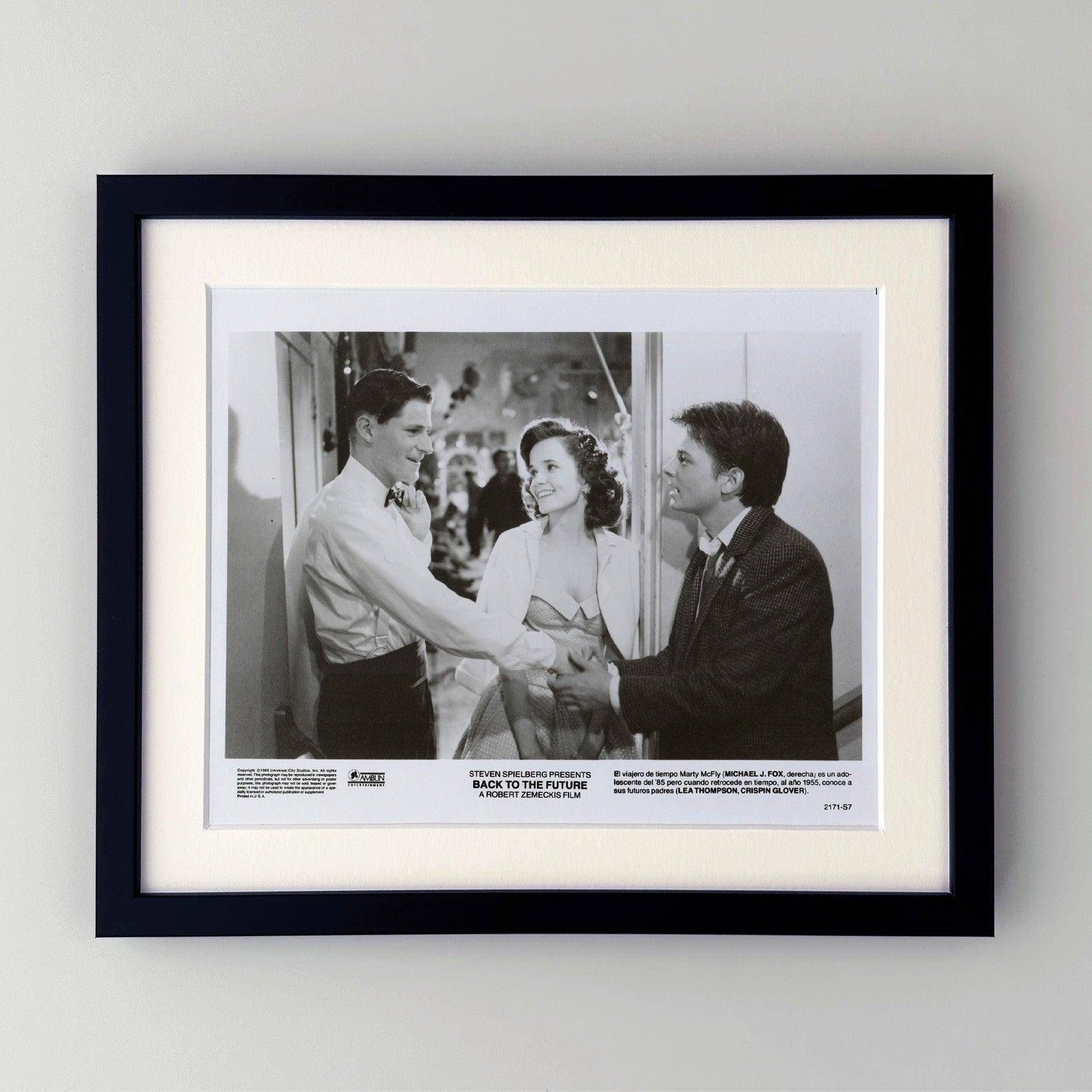 Original 8x10 inches Spanish Press Publicity Still pour Retour vers le futur (1985) avec Michael J. Fox, Christopher Lloyds et Lea Thompson et réalisé par Robert Zemeckis.

Les photos de publicité (film/production) ont été créées pour aider les