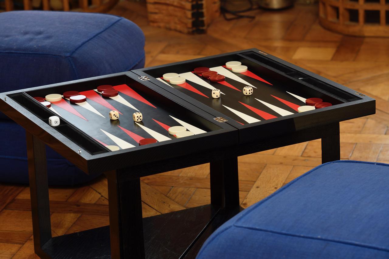 Fiber Backgammon games from Carbon Elie Bleu. For collectors and lovers of beautiful Game Boxes. The Backgammon board is made of leather marquetry to offer the best quality of play.
- Exerior in fibre Carbon 
- Interior in dyed leather marquetry 
-