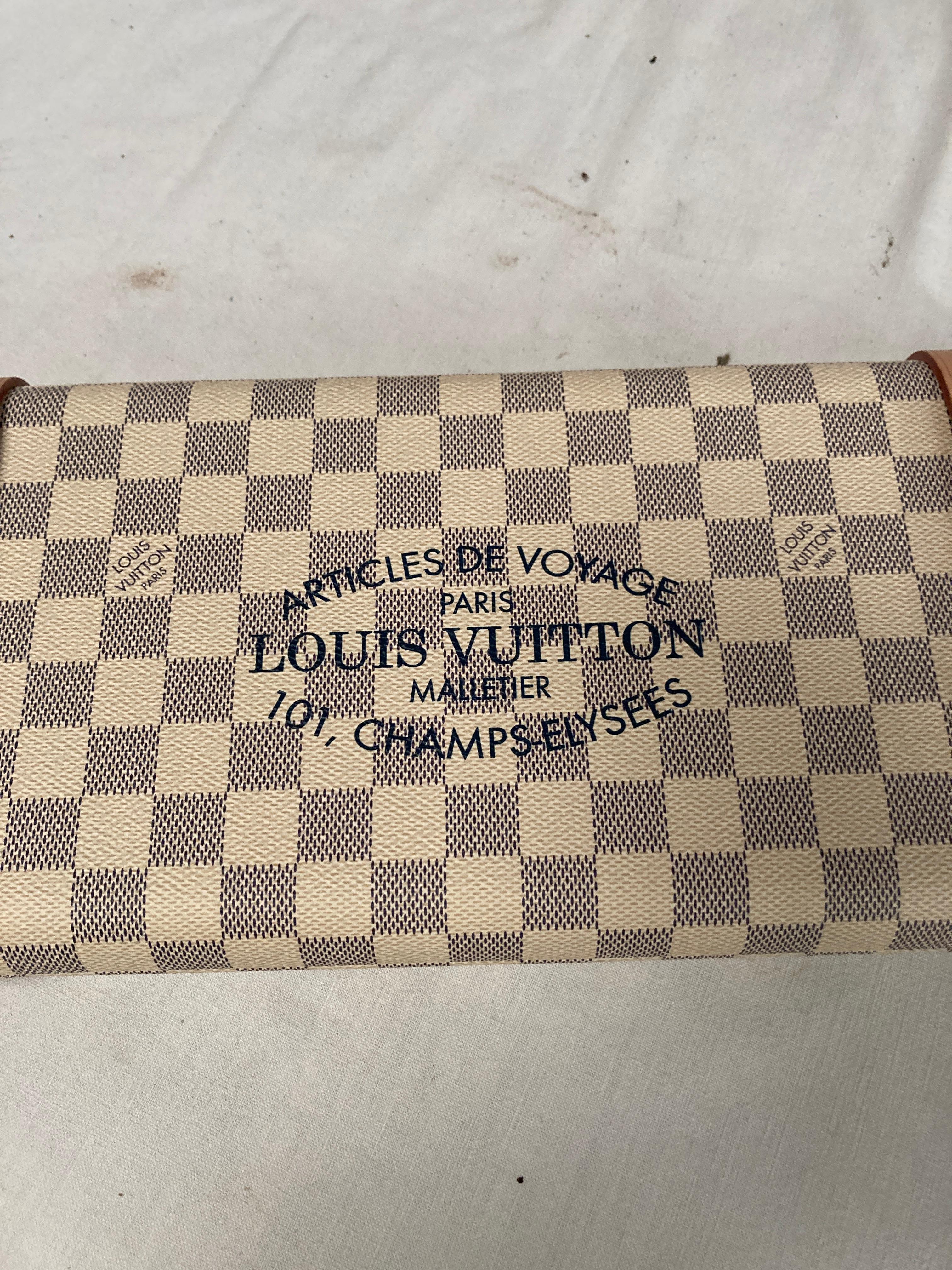Rare travel backgammon designed by Louis Vuitton
Pre-owned , never used
Great gift 