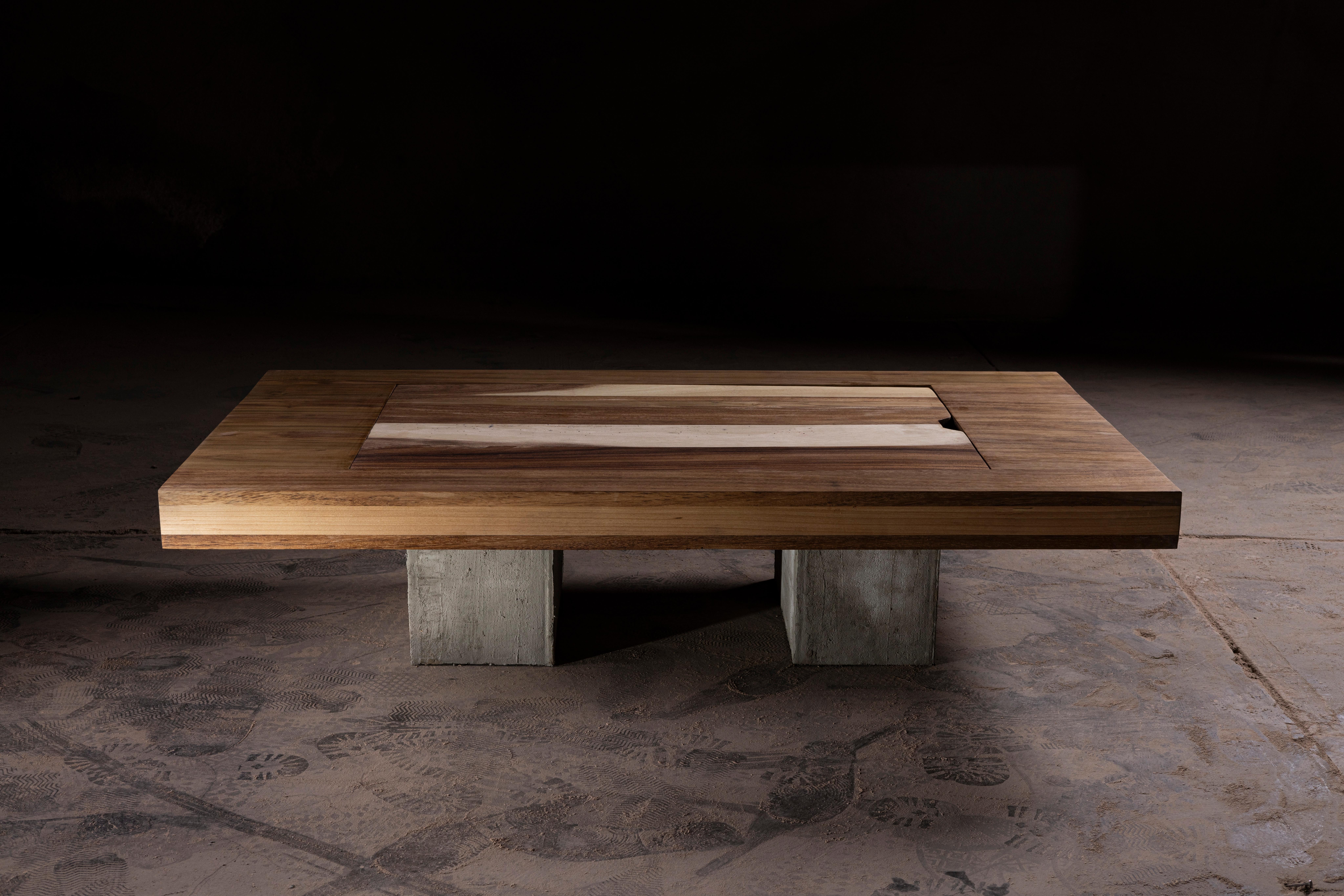 Table basse et jeu de backgammon en Wood Wood Wood et Concrete par No Age Studio
Dimensions : 76,2 x 132,1 x 45,7 cm : P 76,2 x L 132,1 x H 45,7 cm. 
MATERIAL : Bois de Parota.

No AGE Studio - Meubles artisanaux

Chaque pièce que nous créons est