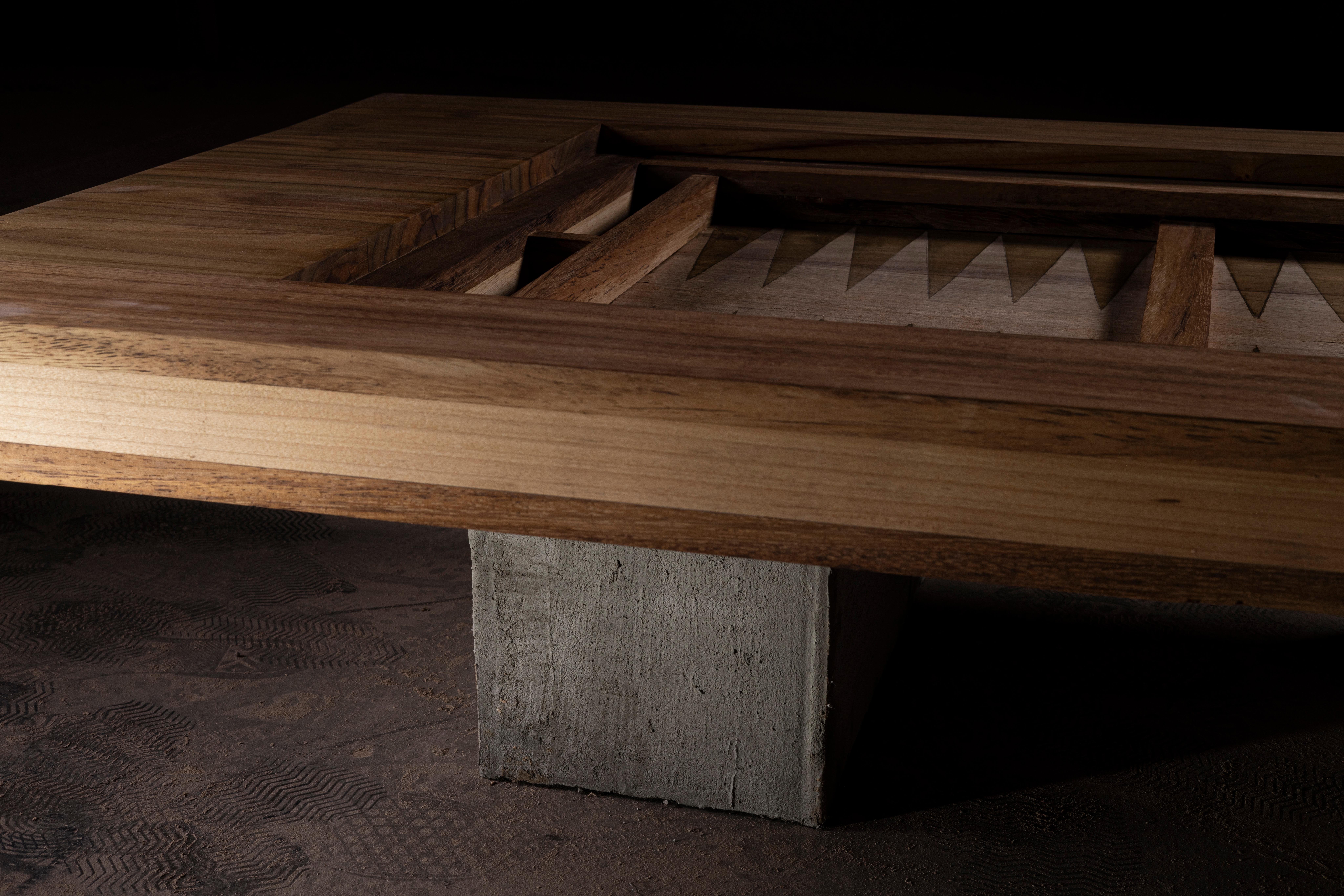Moderne Backgammon Game & Coffee Table in Solid Parota Wood & Concrete by No Age Studio en vente