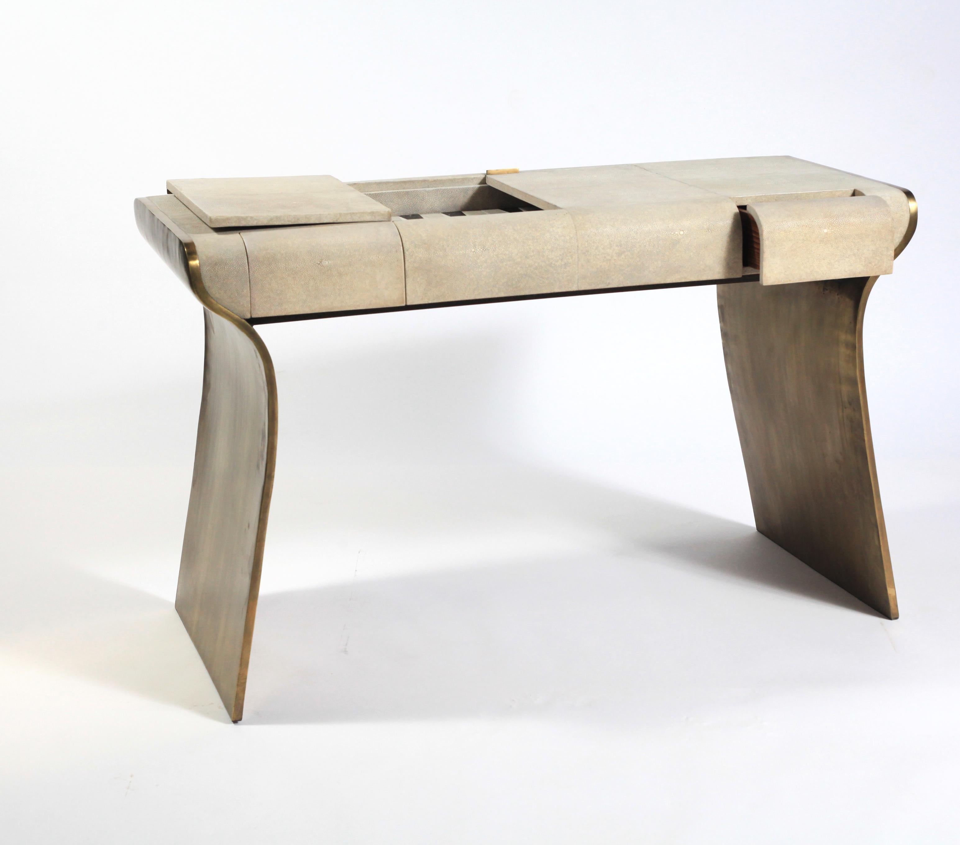 XXIe siècle et contemporain Bureau de jeu de backgammon en galuchat crème et laiton bronze-patina de Kifu Paris en vente