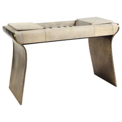Bureau de jeu de backgammon en galuchat crème et laiton bronze-patina de Kifu Paris